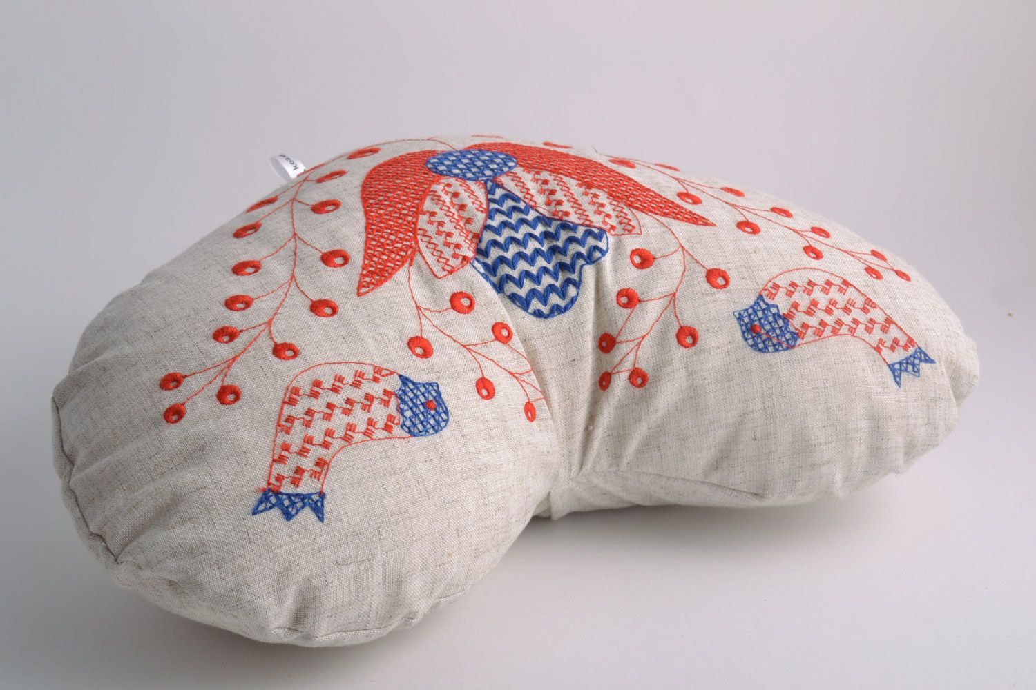 Большая мягкая диванная подушка с вышивкой ручной работы сердце авторская фото 3