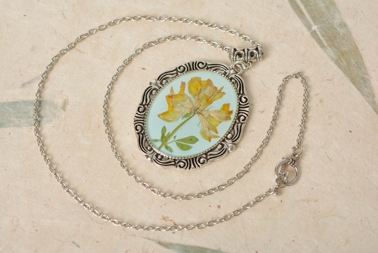 Pendant with fresh flowers in the epoxy resin handmade accessory of long chain photo 1