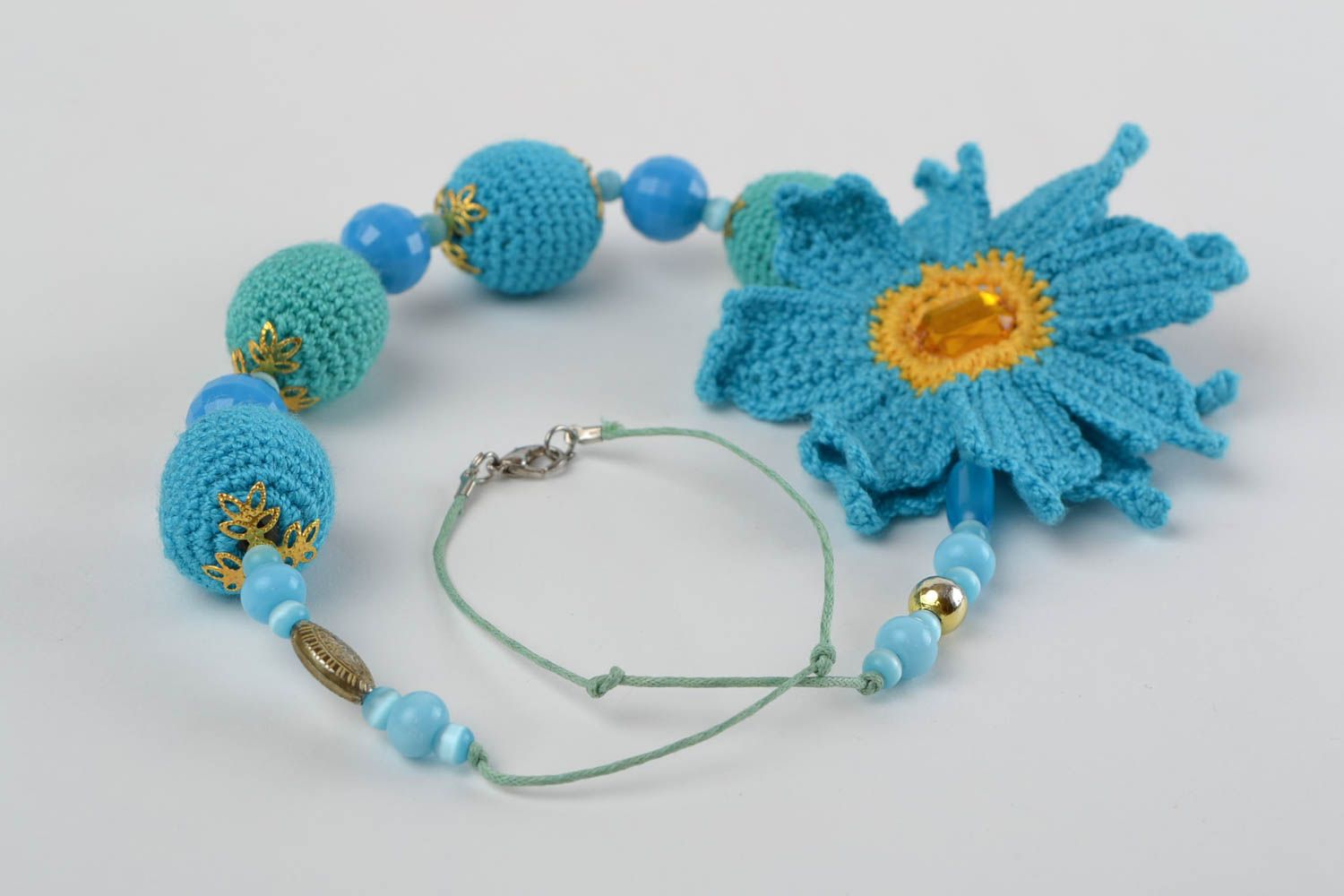 Collier en perles de bois recouvertes de fils de coton bleu avec fleur fait main photo 5