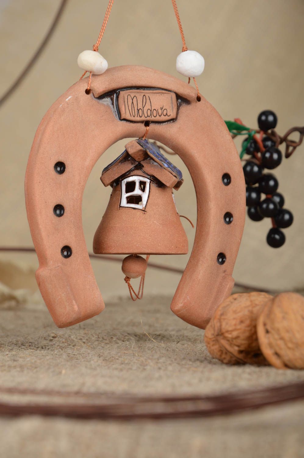 Cloche céramique faite main avec fer à cheval décoration originale pour maison photo 1