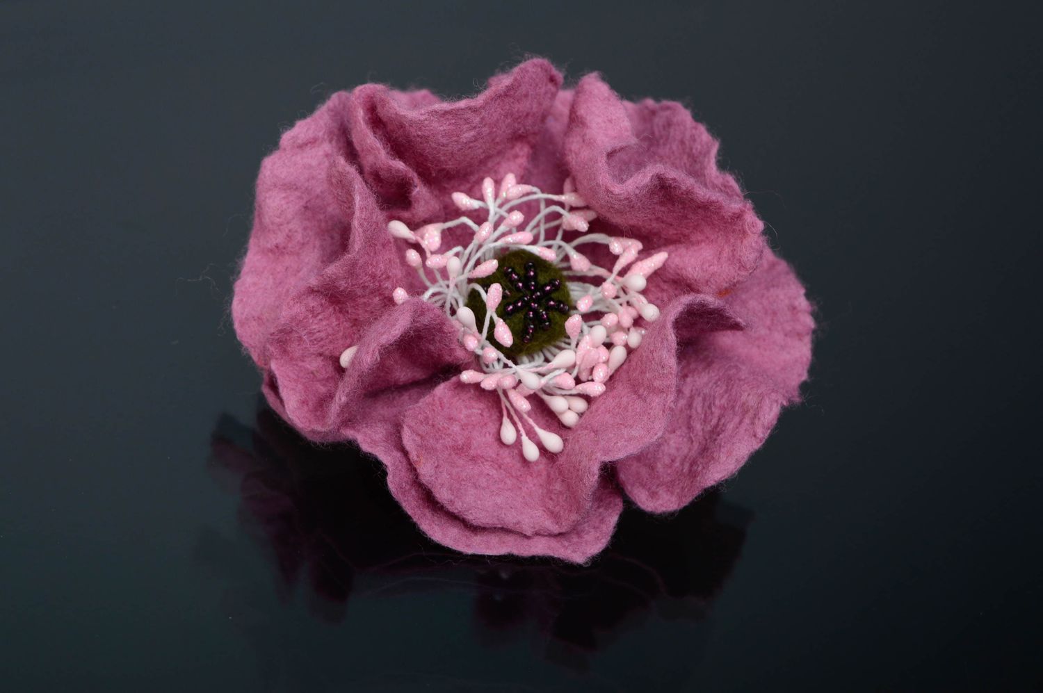 Broche en laine feutrée décorée de perles de rocaille Fleur photo 1
