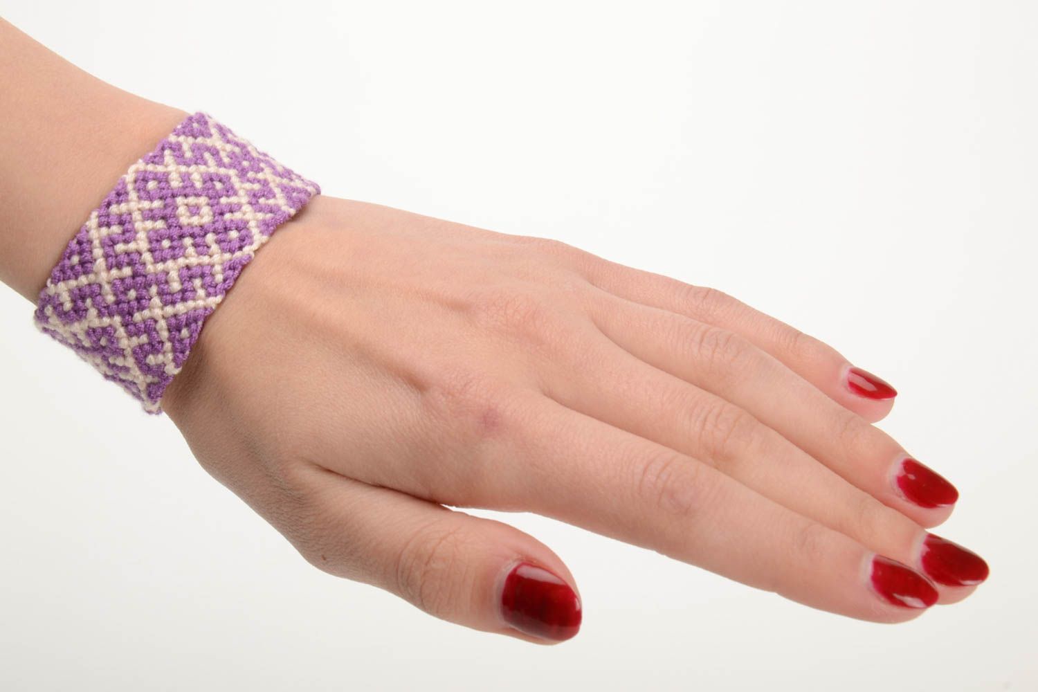 Bracelet textile large tressé en fils moulinés lilas fait main pour femme photo 5