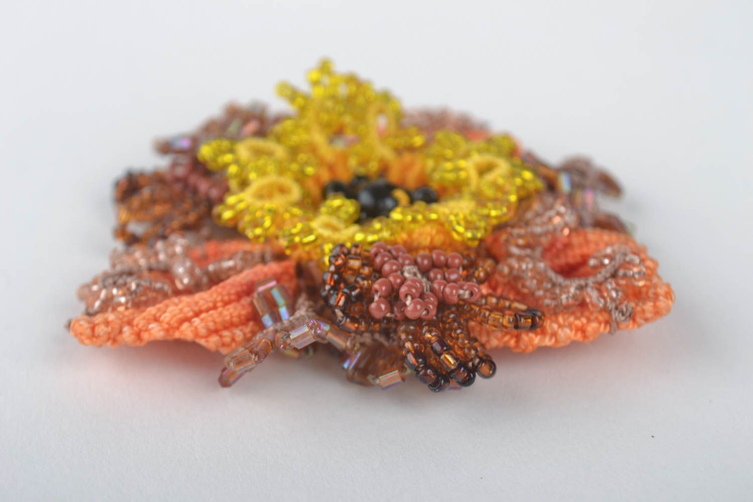 Украшение ручной работы брошь цветы плетеная брошь оранжевая с желтым красивая фото 3