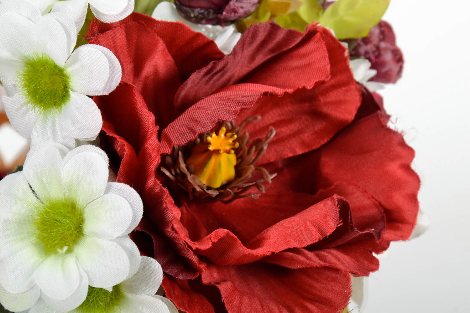 Dekorativer Korb aus Weide mit Kunstblumen foto 4