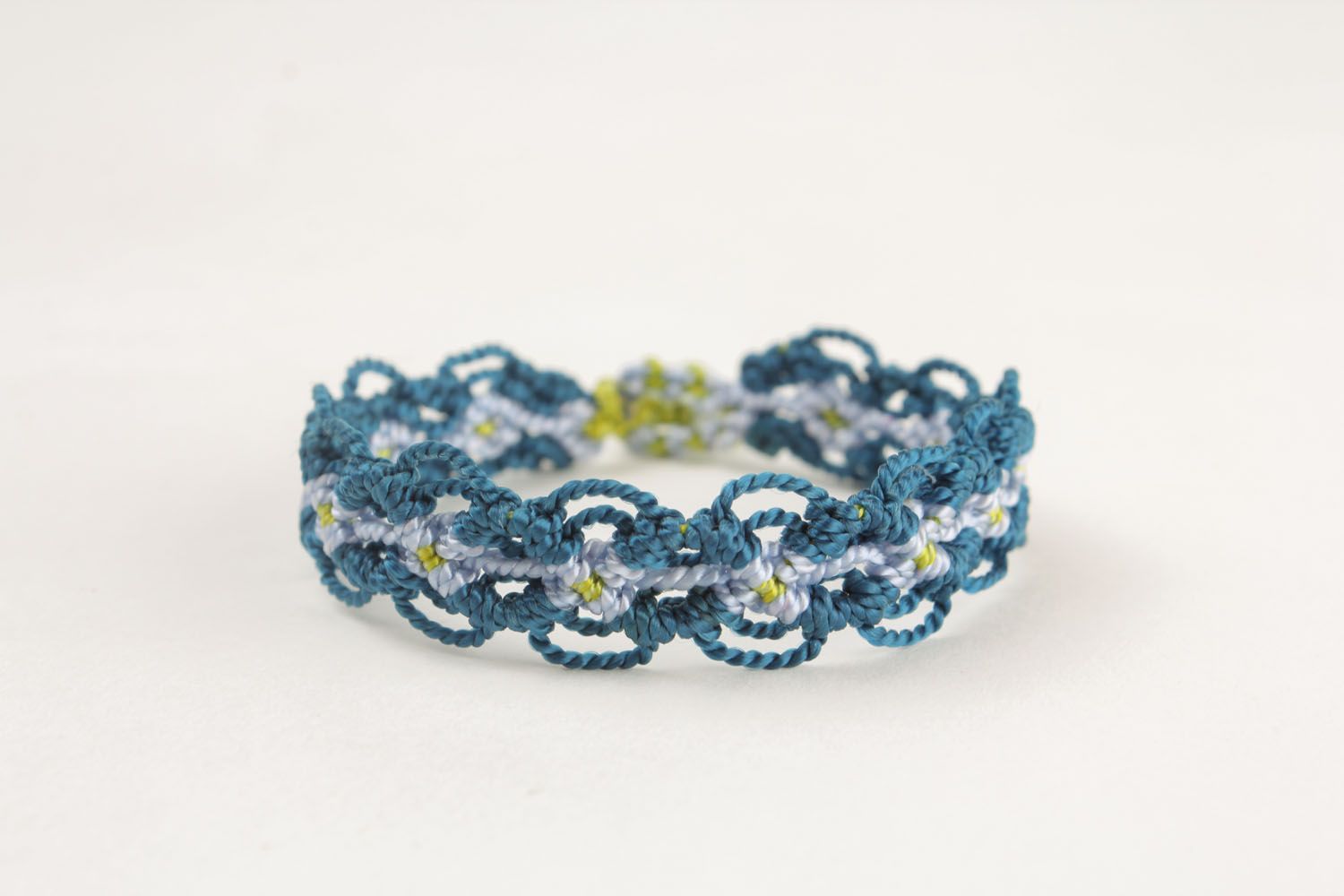 Bracelete trançado feito à mão de fios azuis foto 4