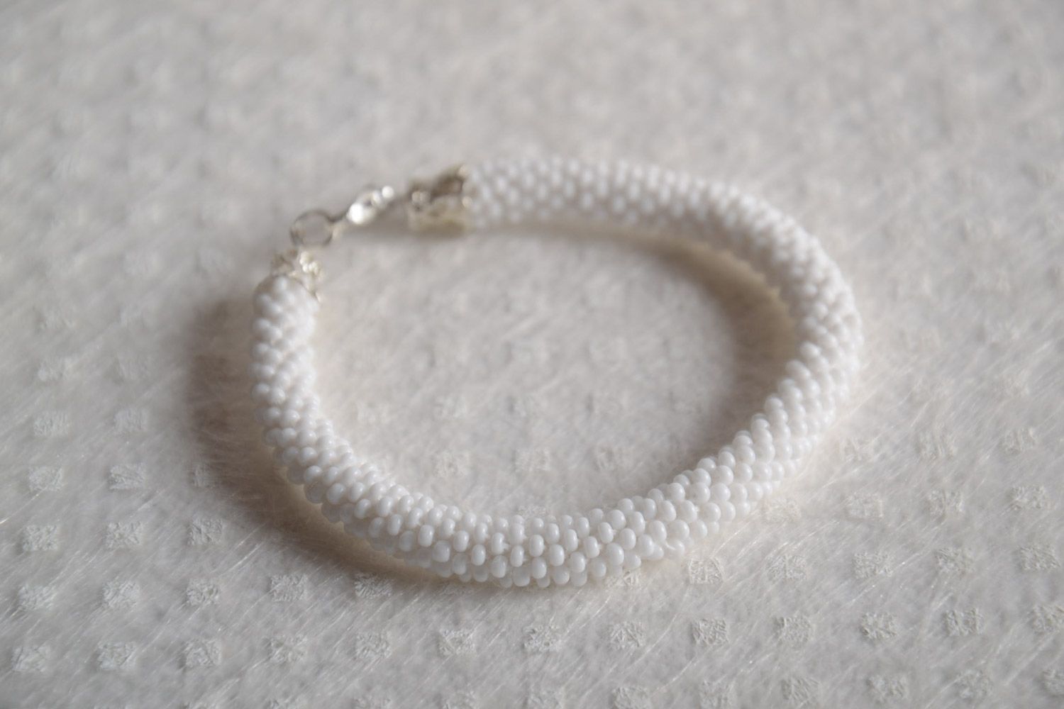 Белый наручный плетеный браслет из бисера ручной работы однотонный нарядный фото 1
