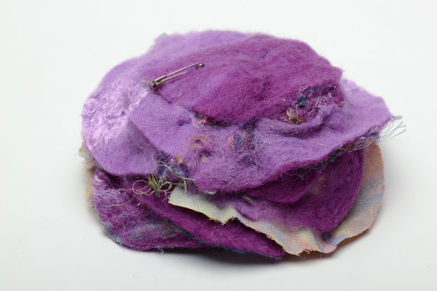 Broche en laine feutrée fleur violette faite main photo 5