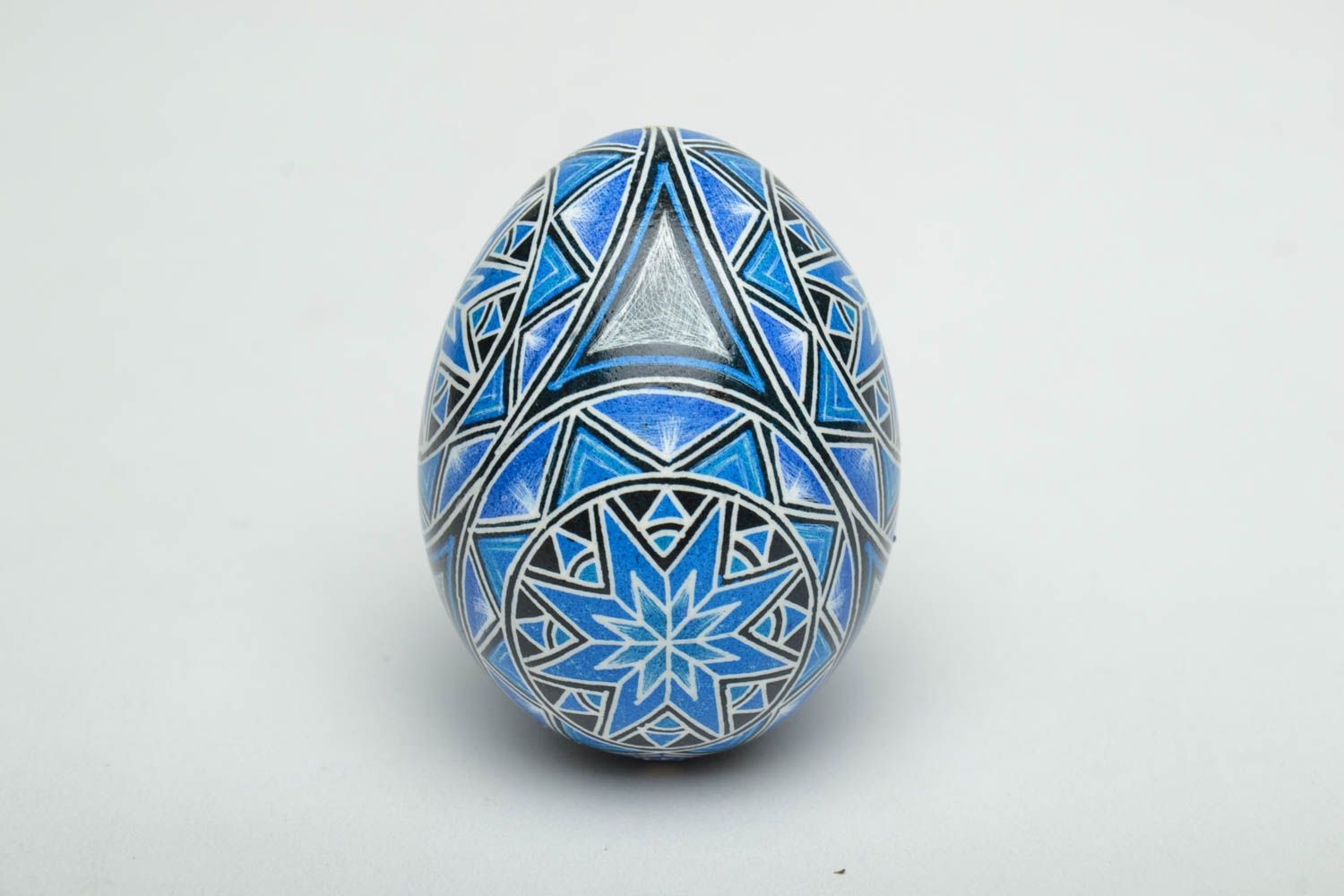 Oeuf de Pâques peint de colorants d'aniline fait main décoratif original bleu photo 3
