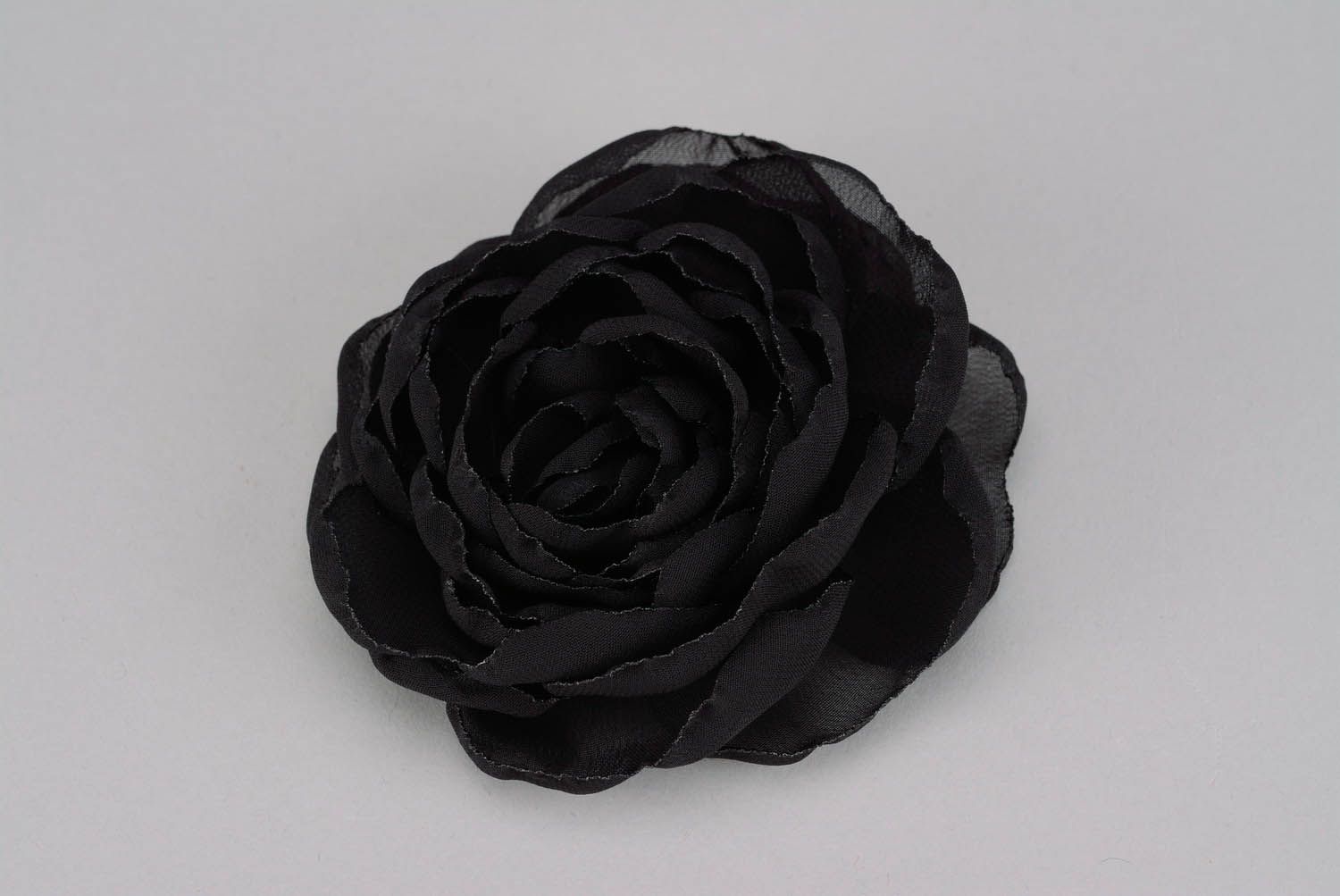 Черная брошь-заколка в виде цветка фото 1