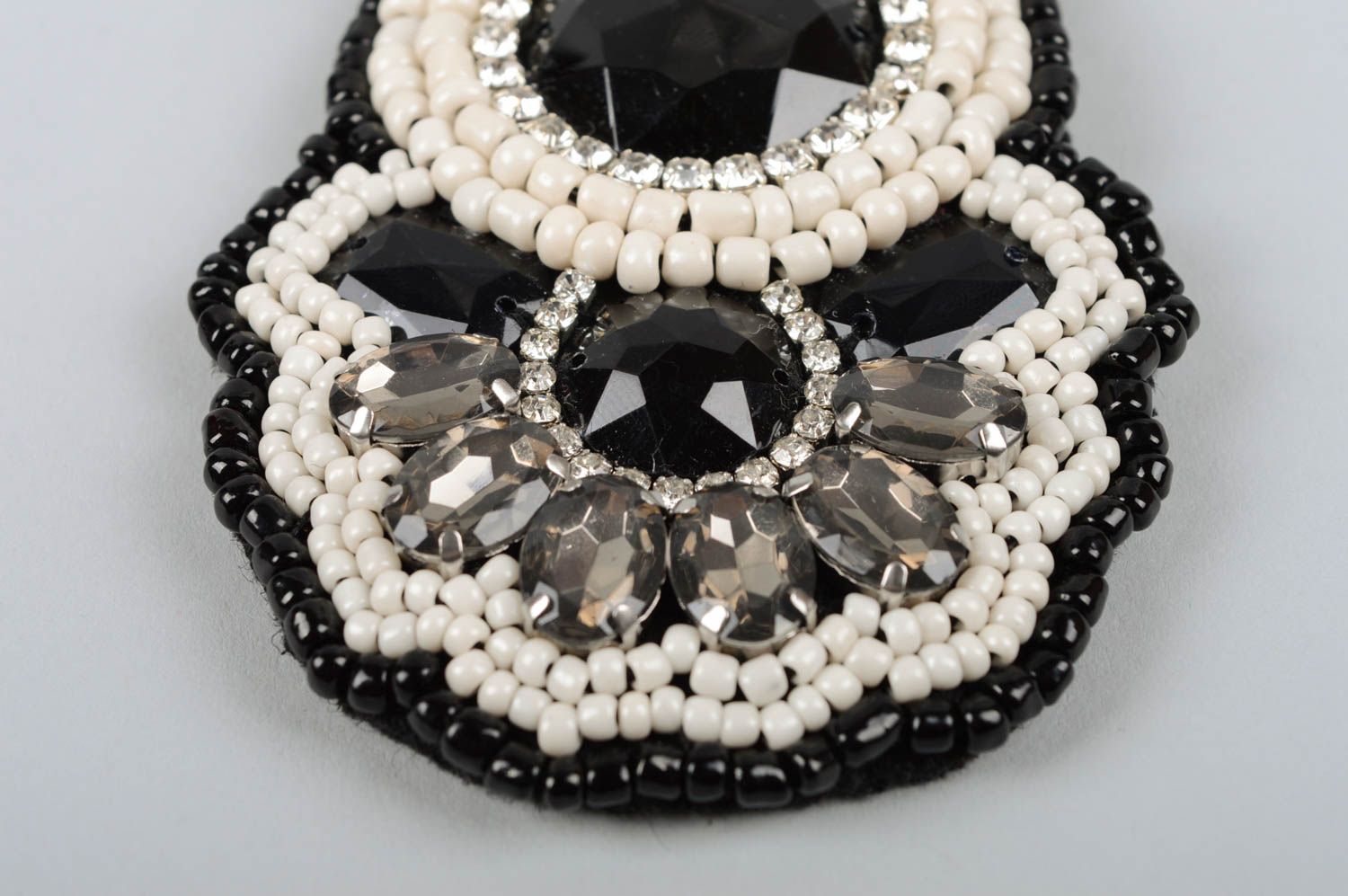 Collier en perles de rocaille Bijou fait main noir-blanc Cadeau pour femme photo 4