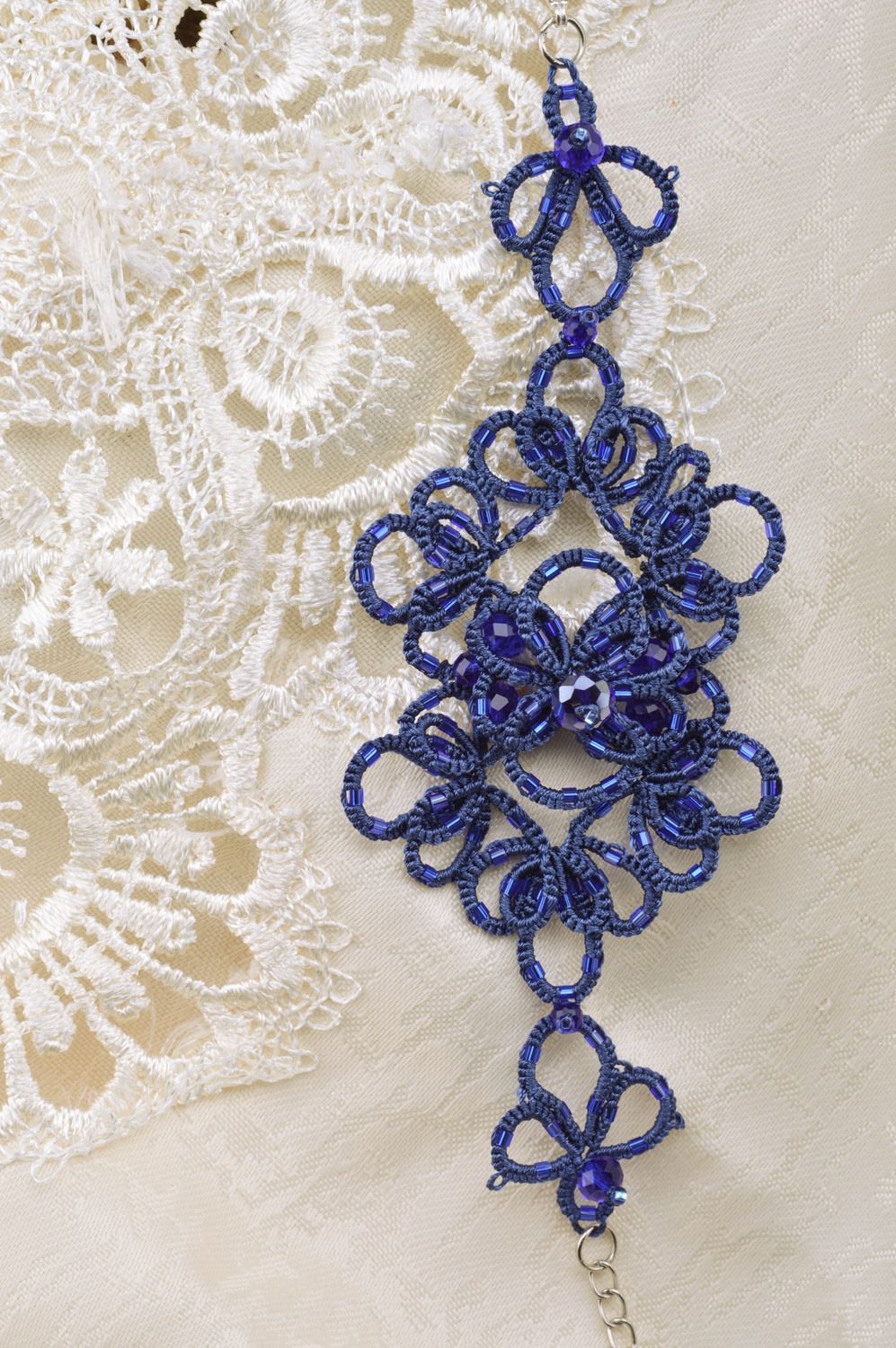 Плетеный браслет в технике анкарс из атласных ниток ажурный синий ручной работы фото 5