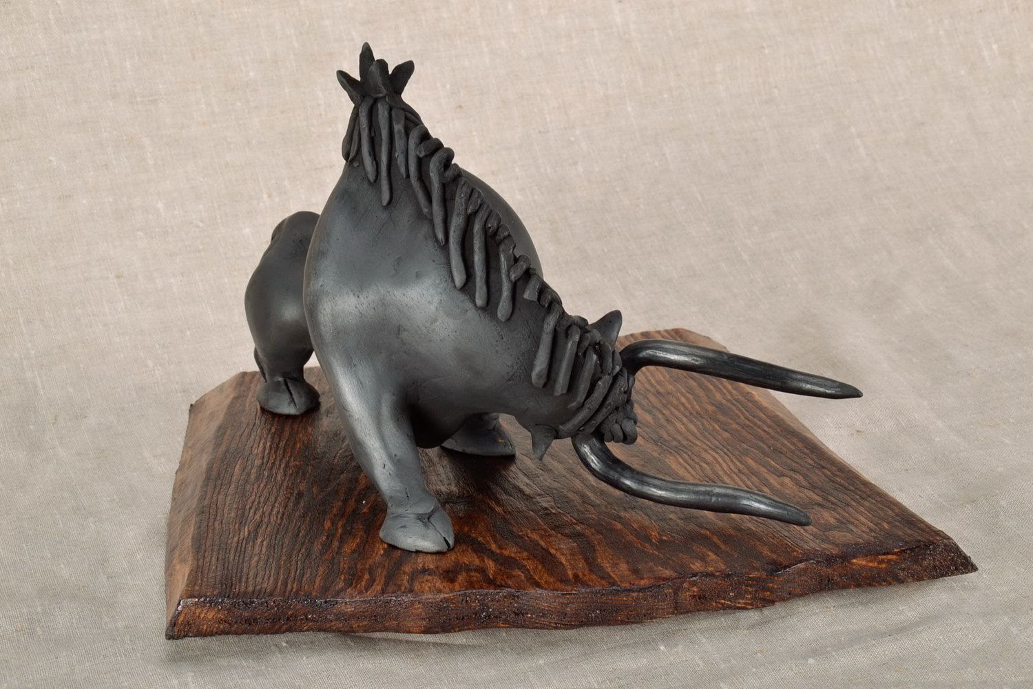 Figurine céramique sur support en forme de taureau photo 3