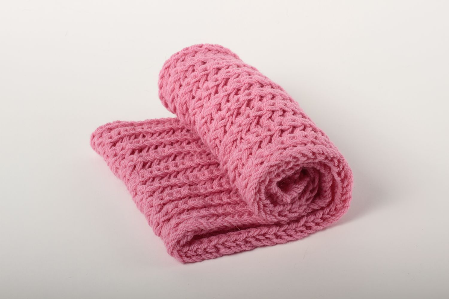 Sciarpa di lana fatta a mano accessorio all'uncinetto da donna in colore rosa foto 2