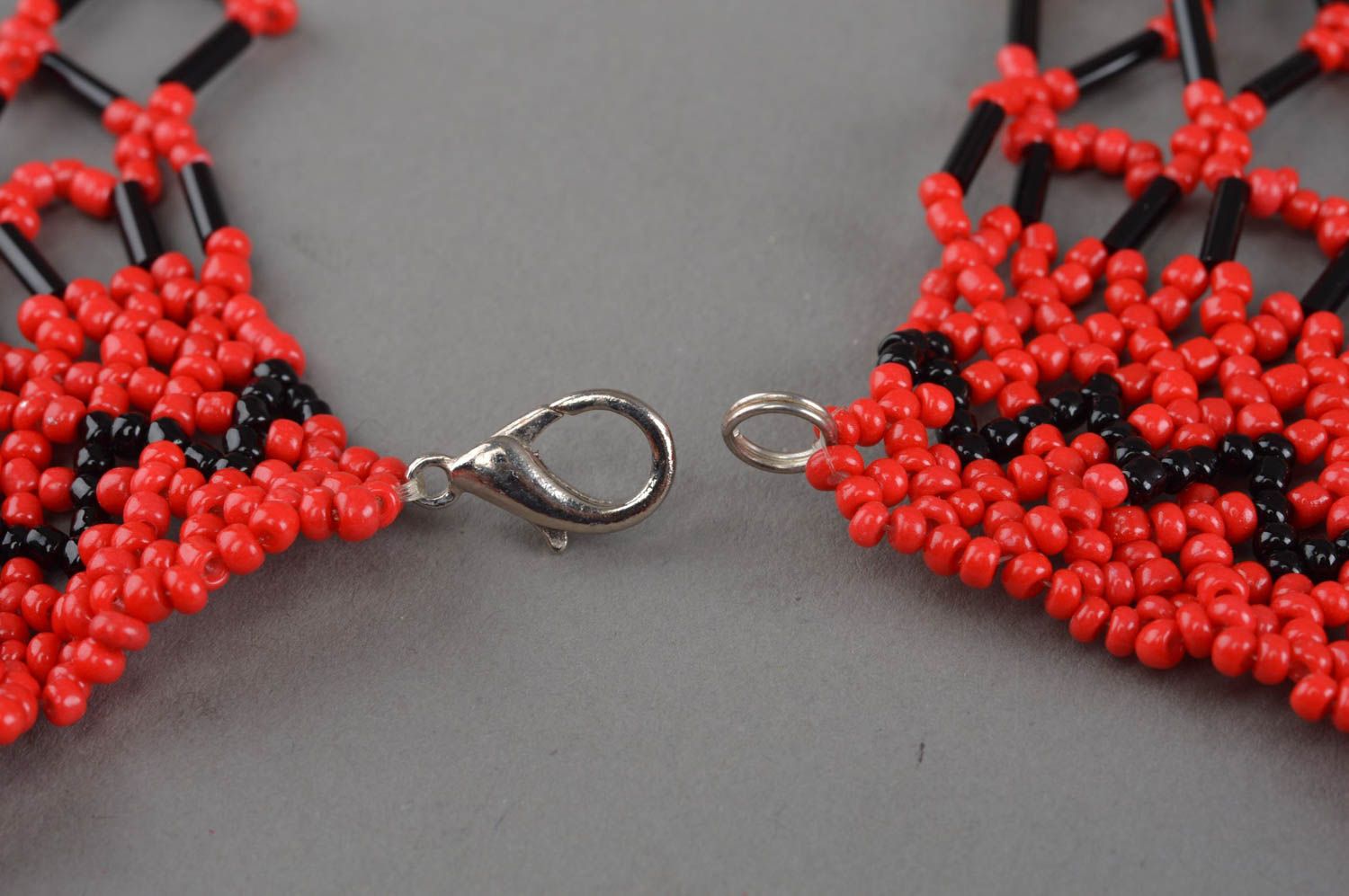 Collier en perles de rocaille et perles tubes rouge et noir large fait main photo 4
