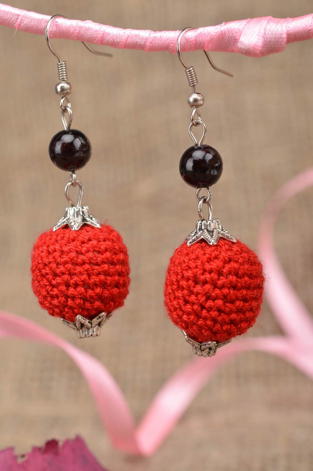 Boucles d'oreilles boules pendantes rouges recouvertes de tricot faites main photo 1