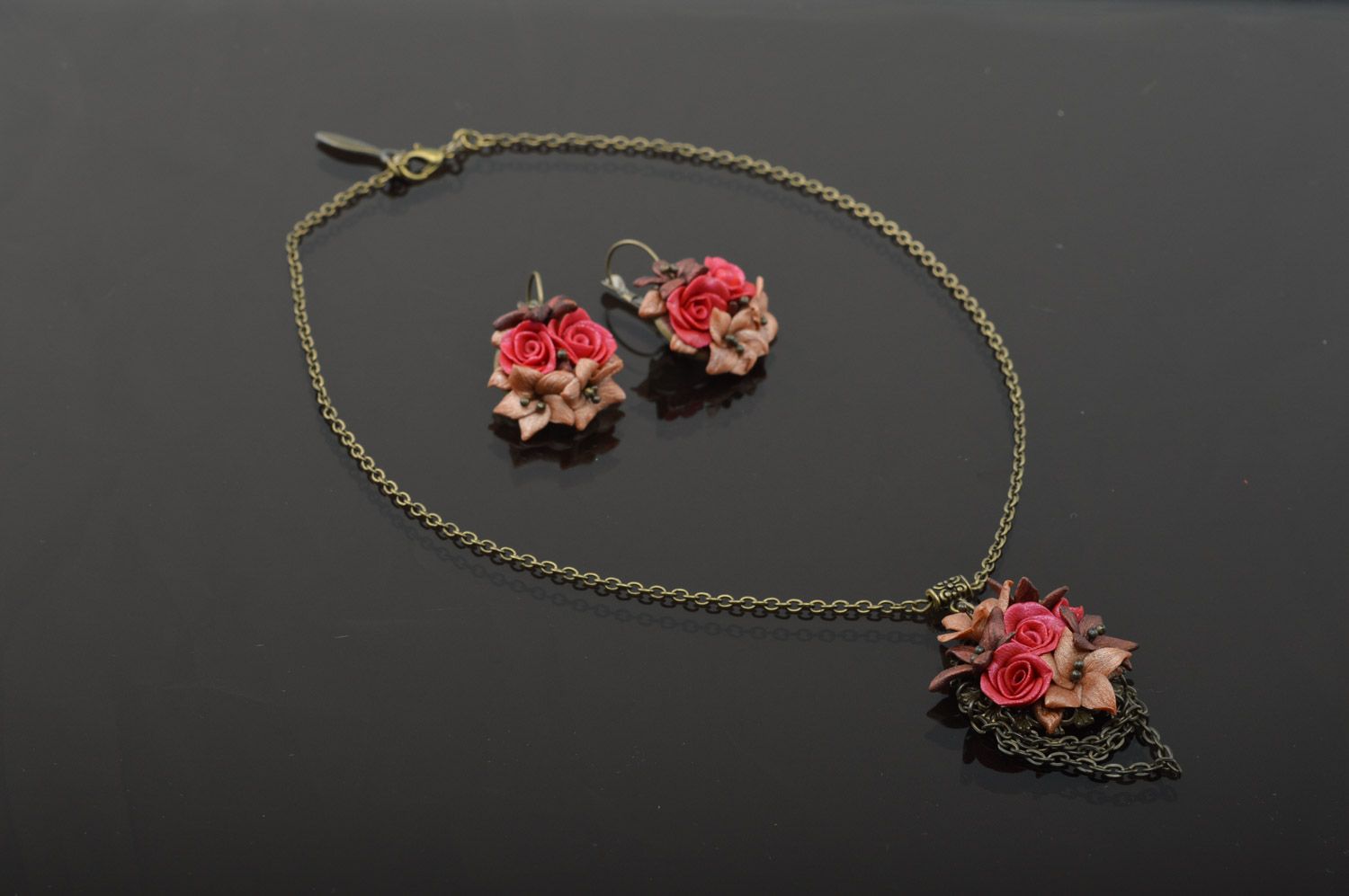 Set of handmade plastic flower jewelry pendant and earrings photo 1