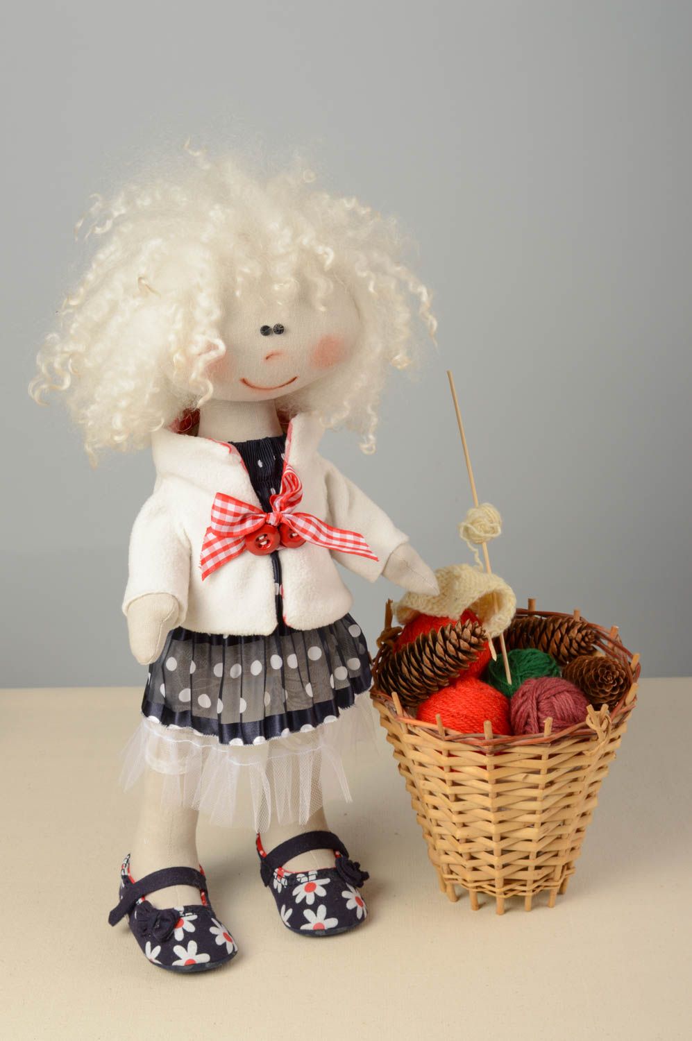 Poupée en lin naturel et laine faite main originale décorative pour enfants photo 1