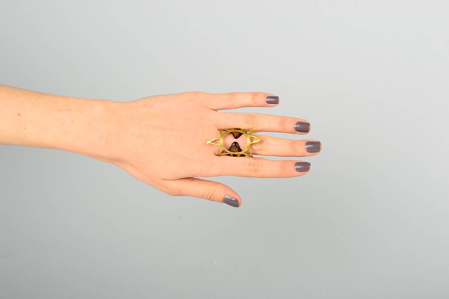 Кольцо ручной работы металлическое украшение кольцо из кожи женское стильное фото 2