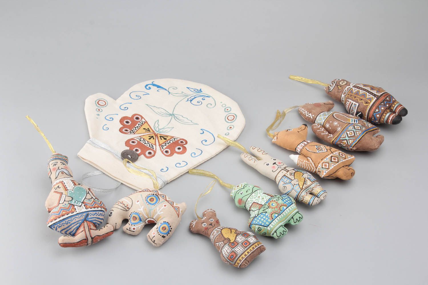 Conjunto de brinquedos artesanais de pelúcia feitos de tecidos naturais pintados à mão foto 1