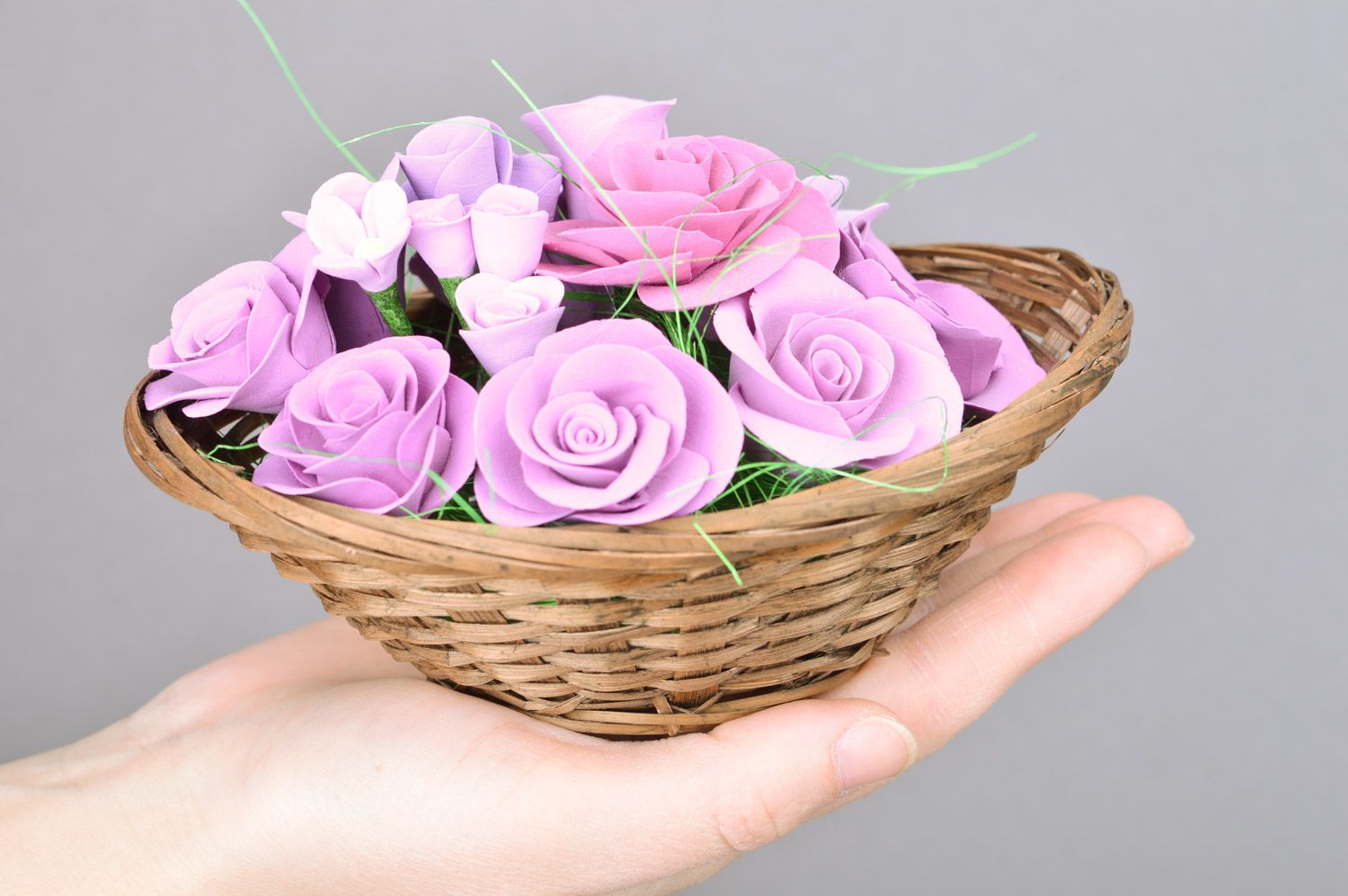 Плетеная корзина с цветами из полимерной глины ручной работы Сиреневые розы фото 3