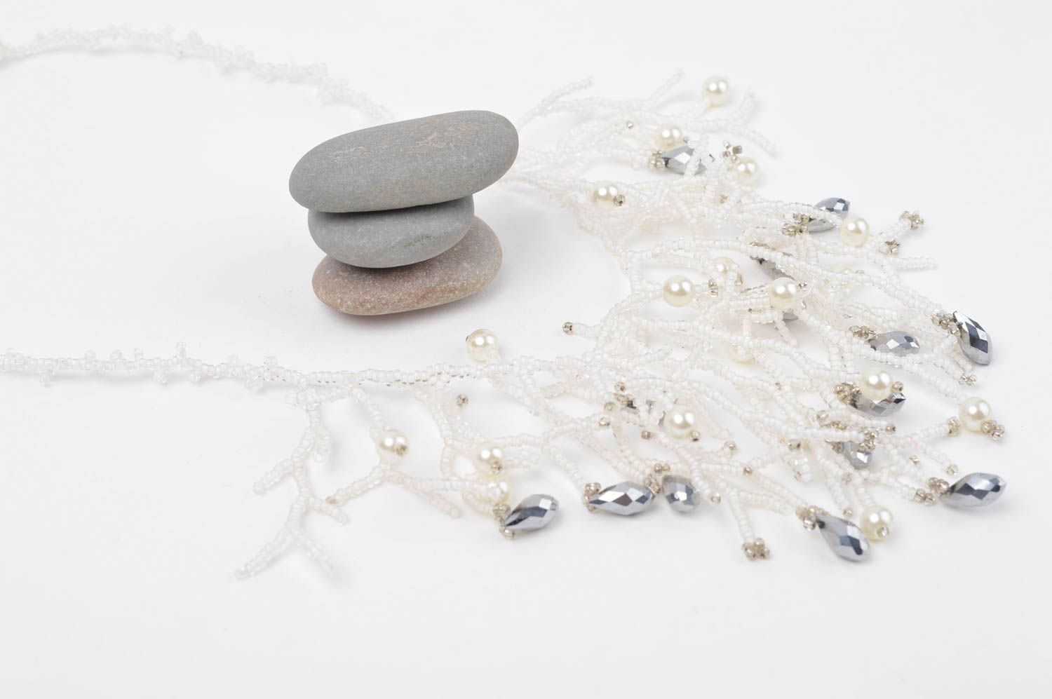 Collier en perles de rocaille Bijou fait main blanc cristaux Cadeau pour femme photo 1