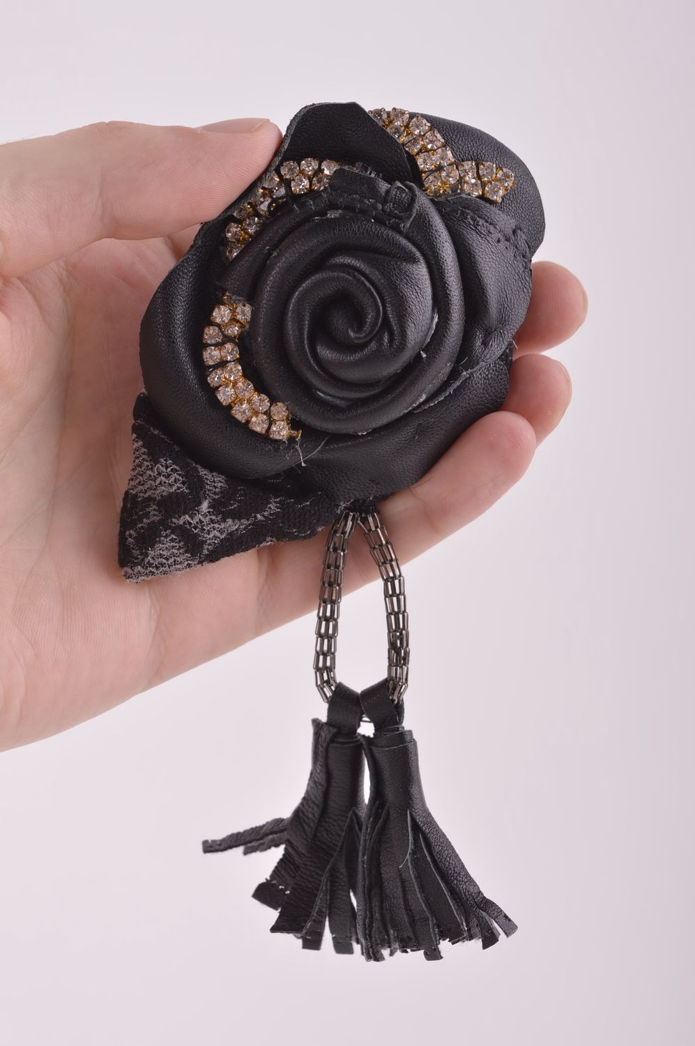 Broche fleur noire Bijou fait main en cuir et guipure Cadeau femme original photo 5