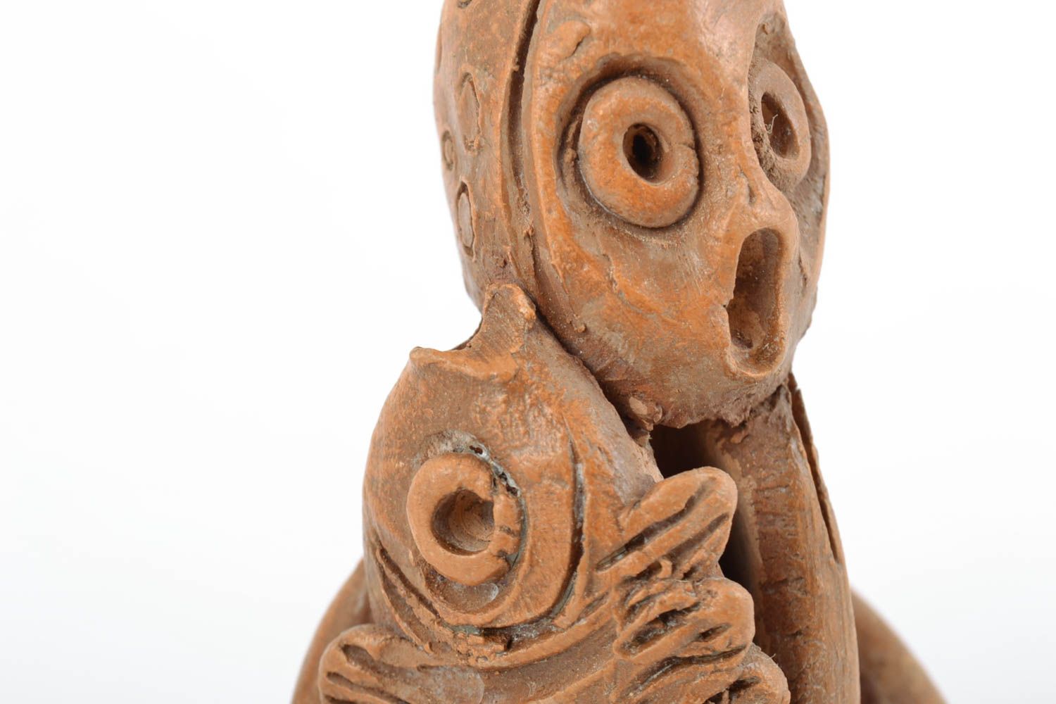 Petite figurine en céramique brune faite main originale femme avec poisson photo 3