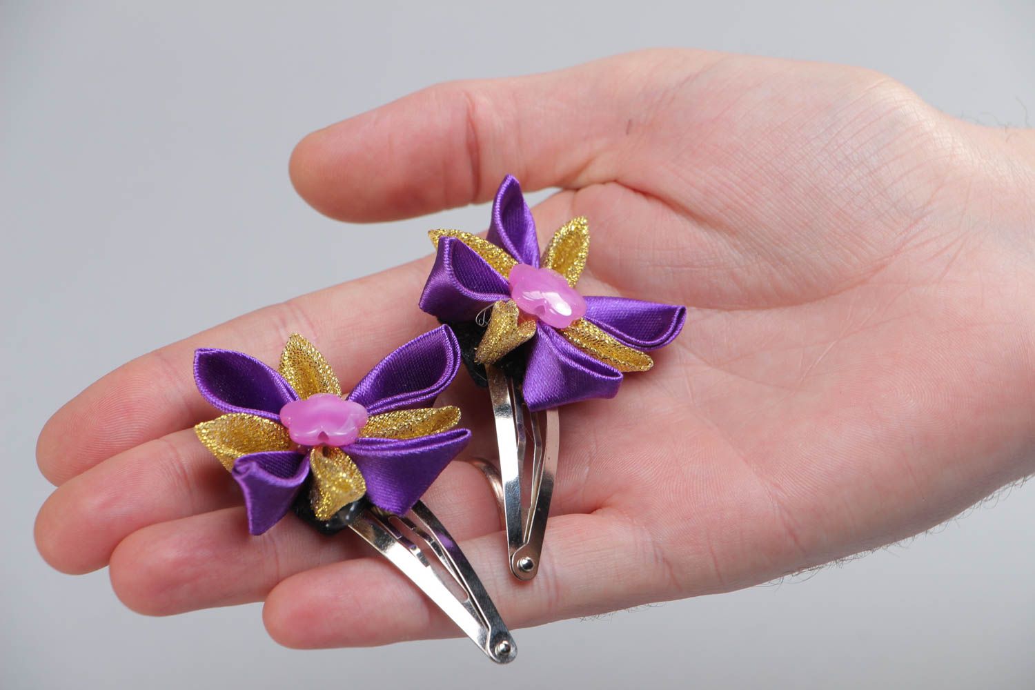 Set of 2 handmade decorative hair clips with violet satin ribbon kanzashi flowers photo 5