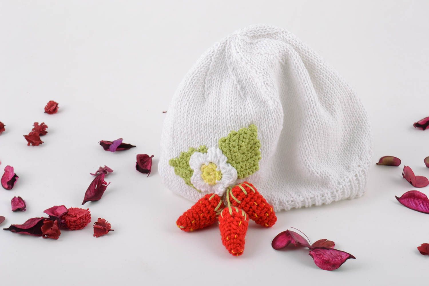 Gorro tejido infantil artesanal blanco con fresa y flor de algodón foto 1