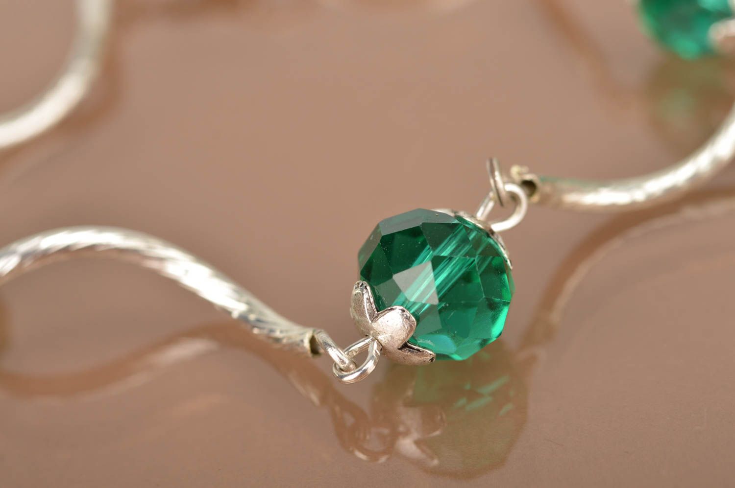 Bracelet en métal avec perles de cristal à facettes vertes fin fait main élégant photo 3