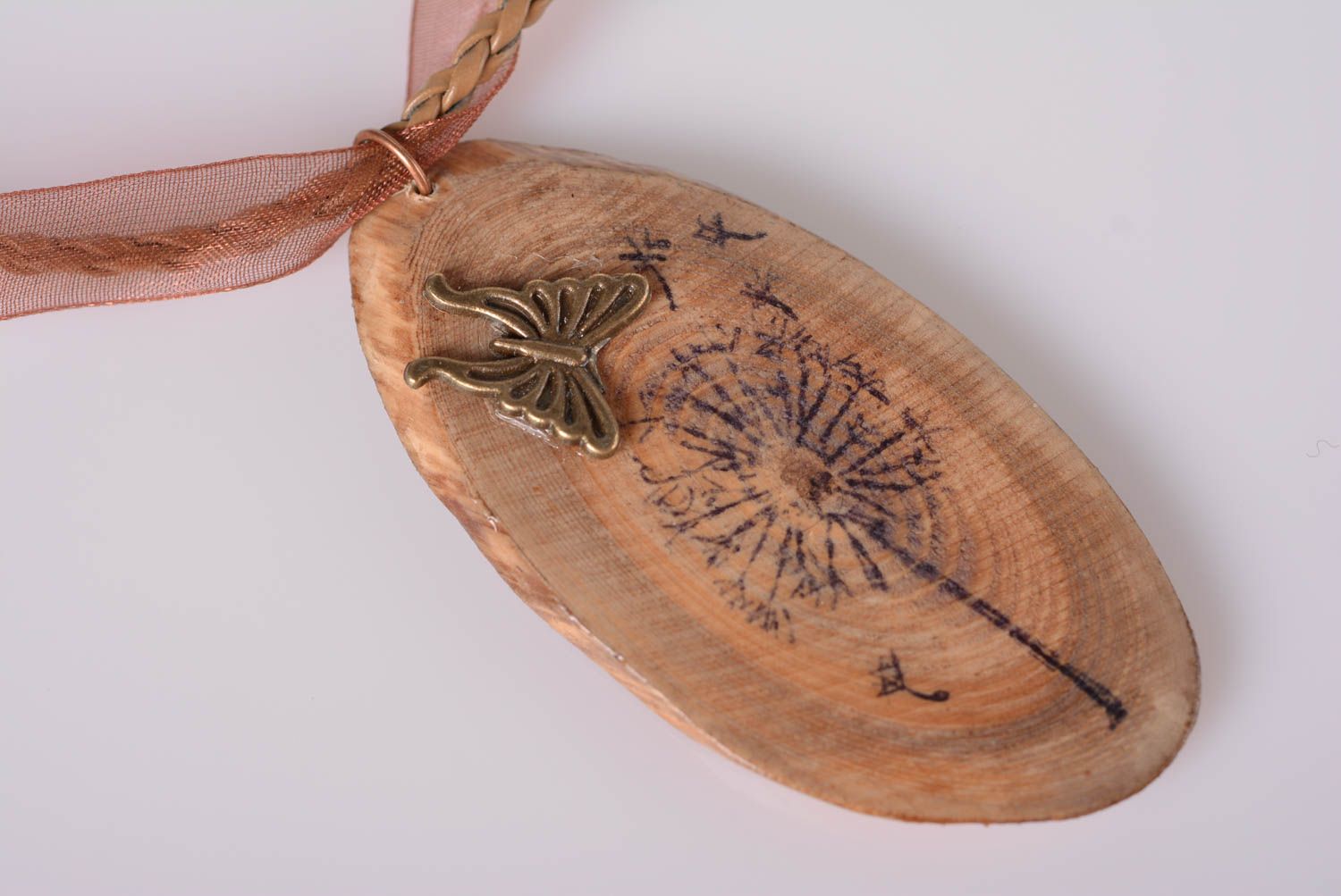 Pendentif en bois Bijou fait main ovale pissenlit papillon rubans Cadeau femme photo 3