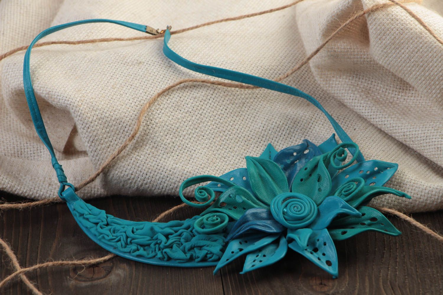 Collar de cuero natural hecho a mano original azul de flores estiloso bonito foto 1
