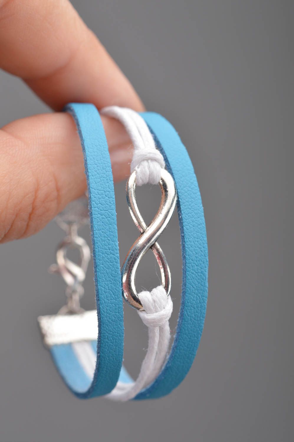 Handmade weiß blaues Leder Armband für Kinder mit metallischem Anhänger foto 2