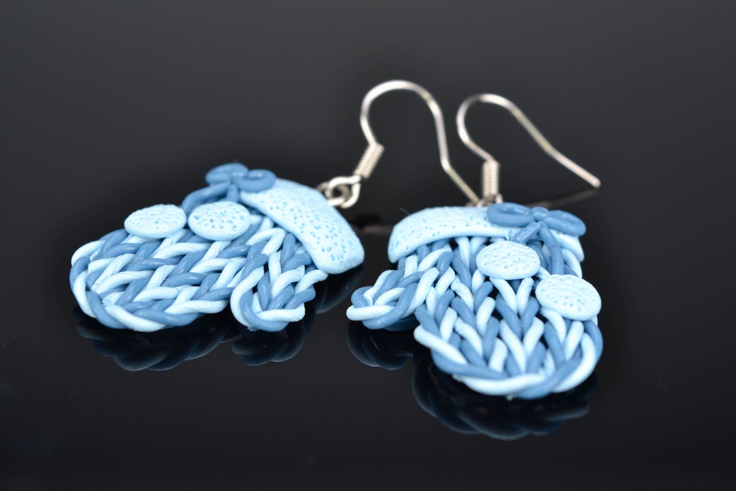 Boucles d'oreilles artisanales de pâte polymère Moufles bleues photo 1