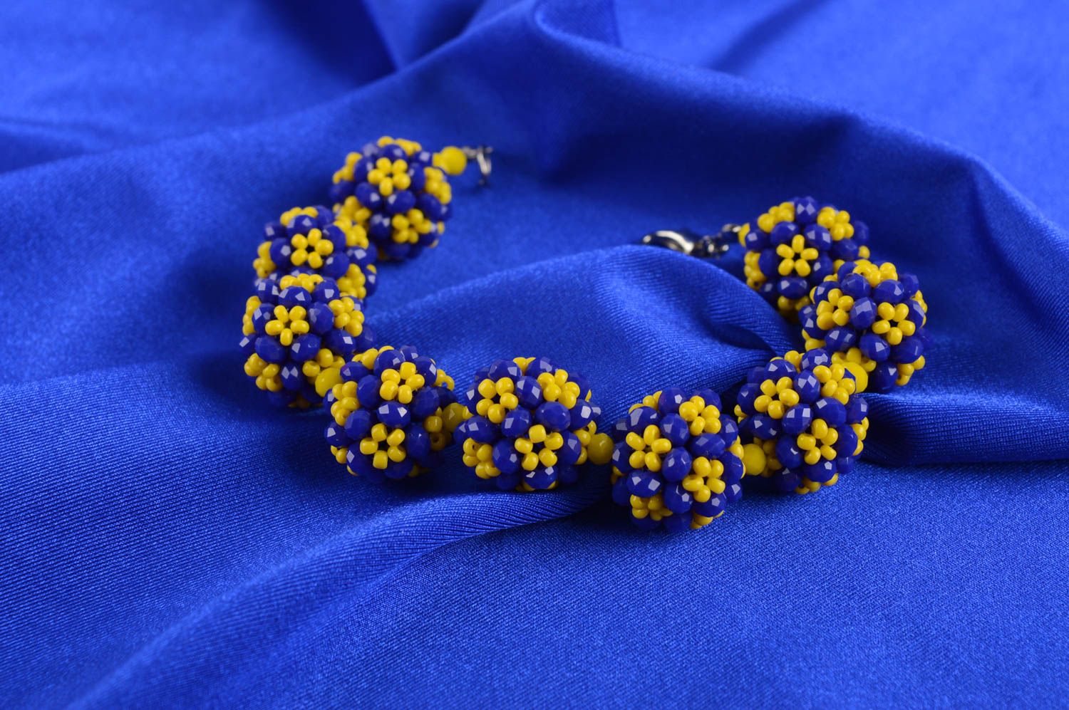 Нежный вязаный браслет из бисера и стекла ручной работы сине желтый на леске фото 1