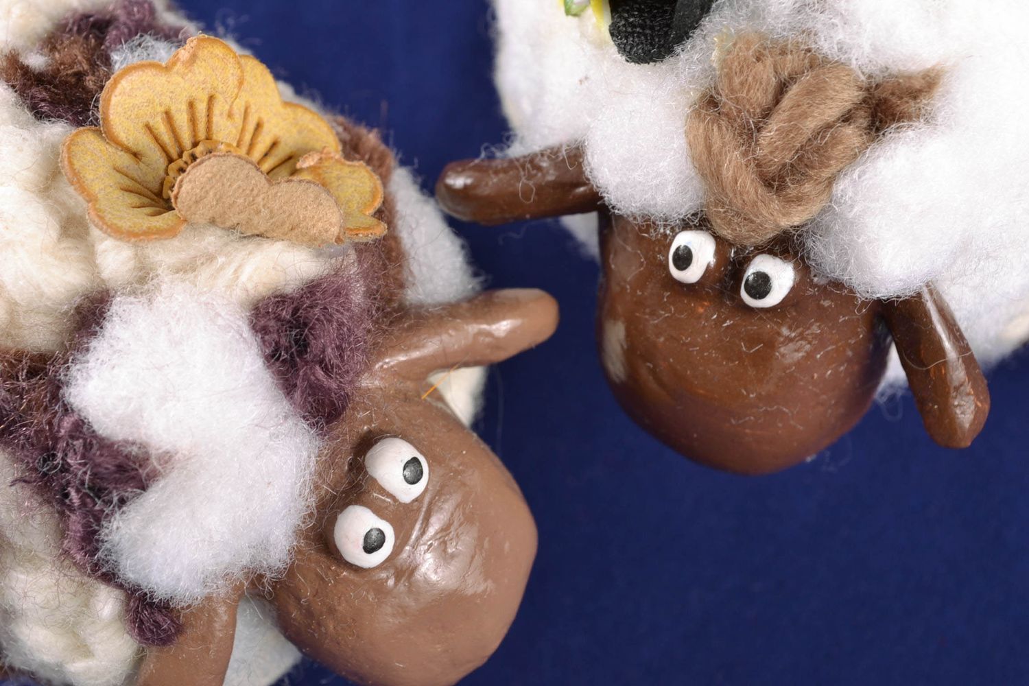 Statuine in cartapesta fatte a mano set di 2 pecorelle divertenti artigianali foto 4