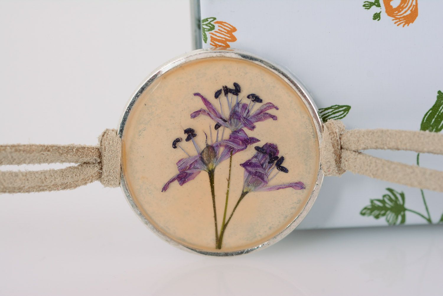 Pulsera artesanal con flor cubierta con resina epoxi con cordón de cuero marrón foto 1