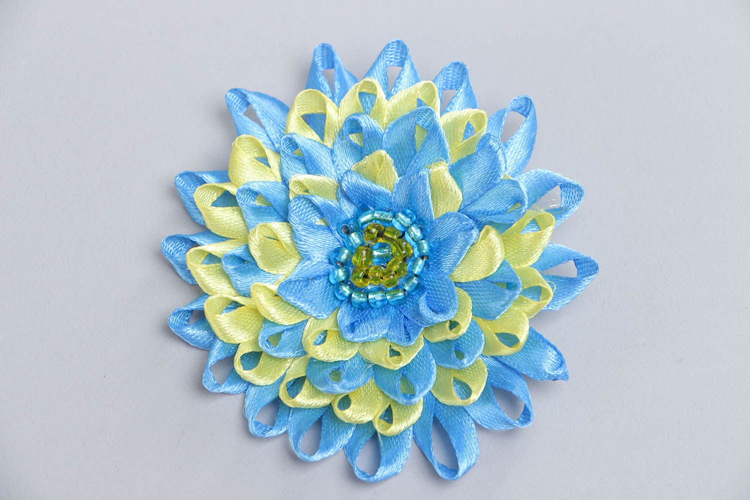 Broche Fleur en tissu bleu et jaune rubans de satin kanzashi faite main photo 2