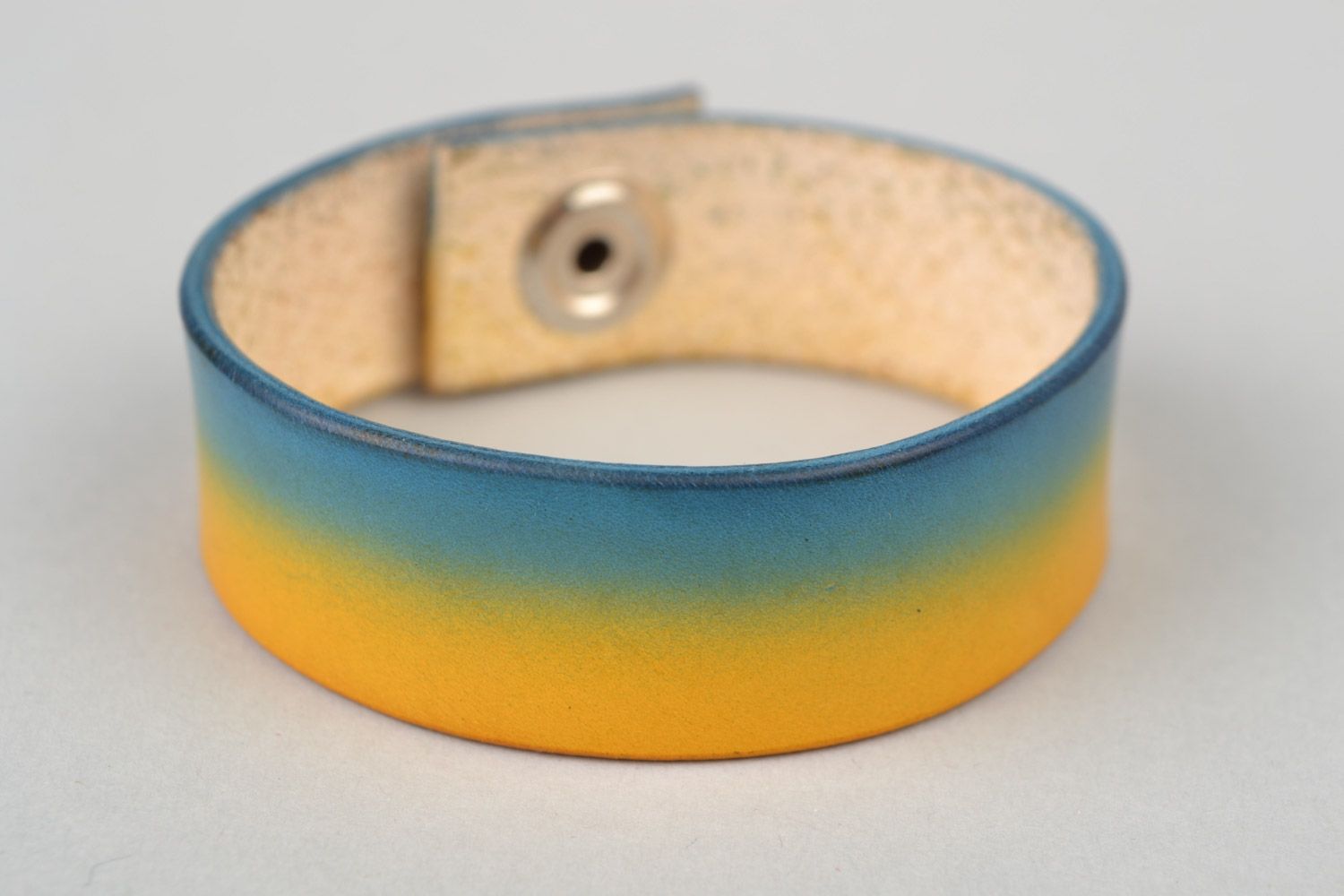 Large bracelet en cuir naturel jaune et bleu avec bouton-pression fait main photo 3