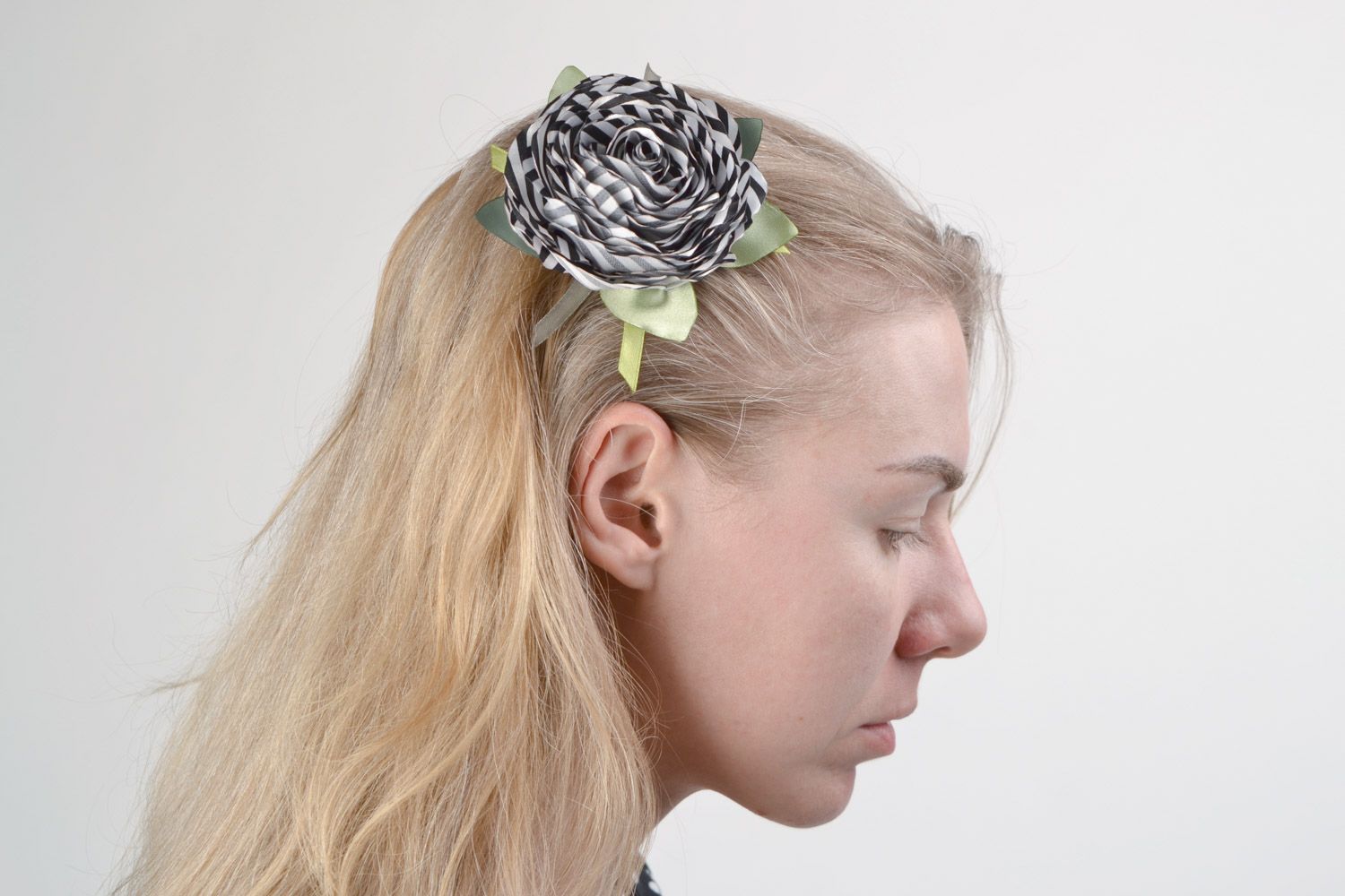 Broche barrette à cheveux fleur faite main en satin rose dessin rayures photo 1
