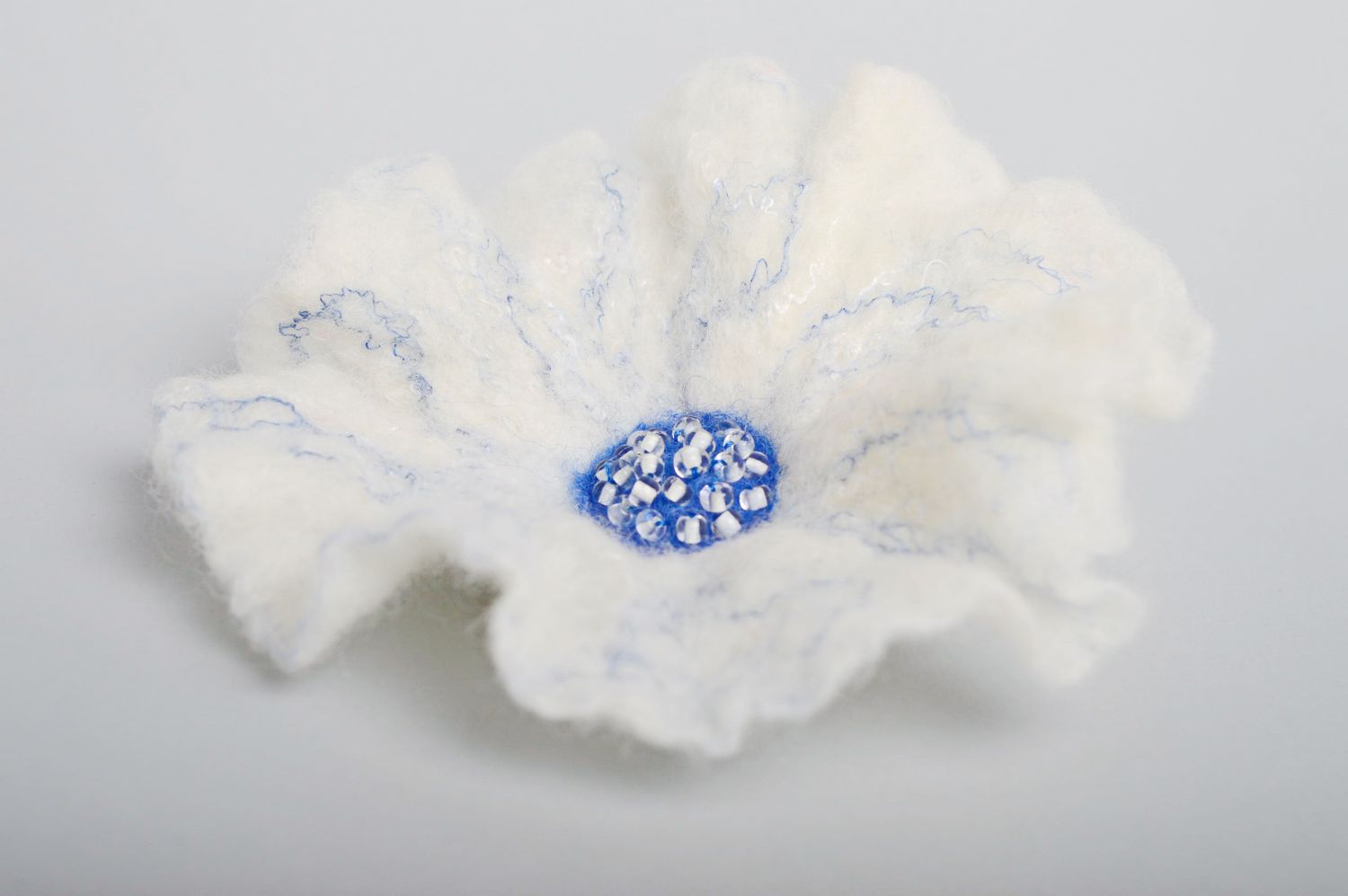 Broche en laine faite main technique de feutrage Fleur blanche photo 4