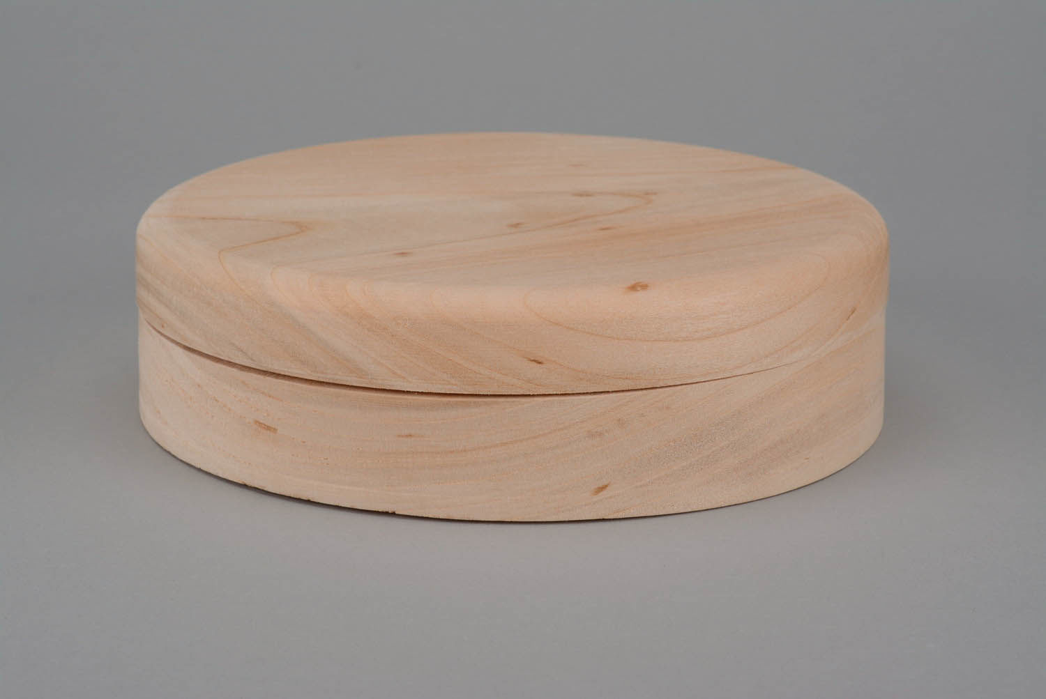 Caja de madera redonda en blanco foto 1