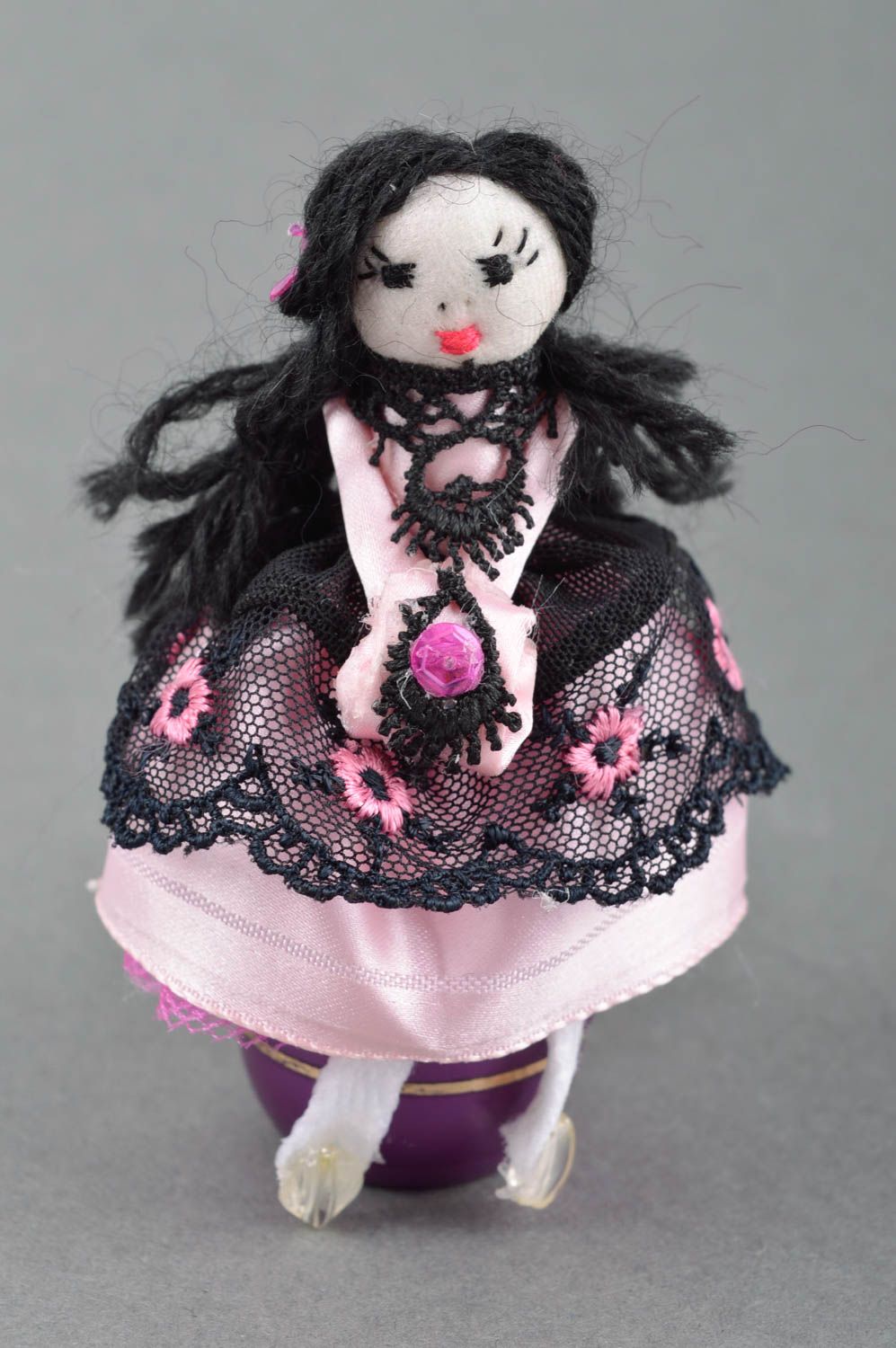 Кукла ручной работы авторская кукла для декора дома тряпичная кукла в черном фото 1