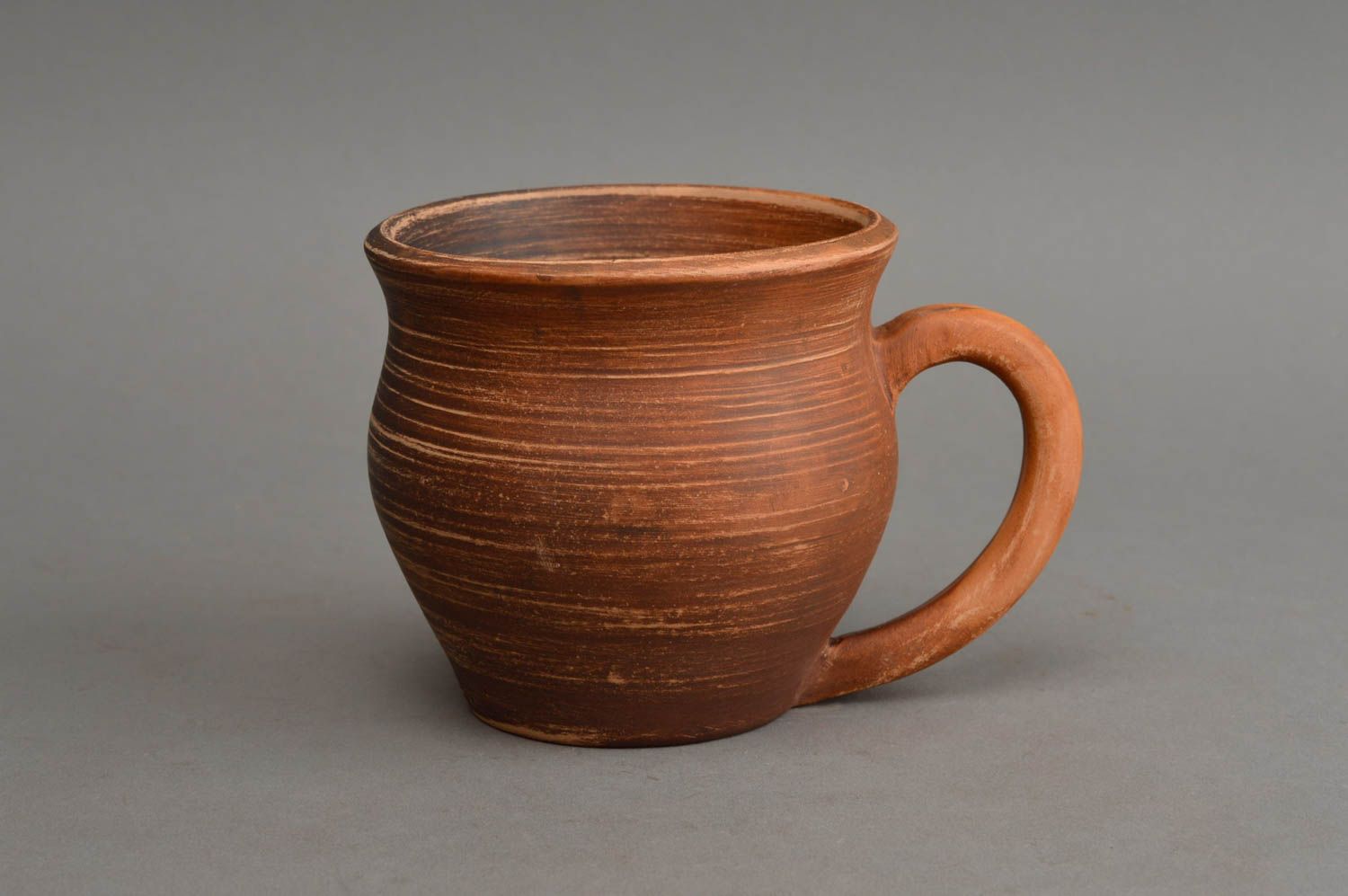 Керамическая чашка большая коричневая объемом 300 мл удобная ручной работы фото 2