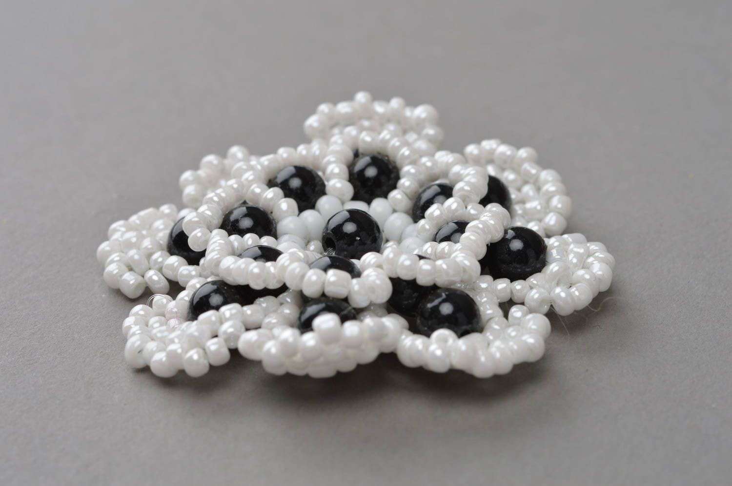 Jolie broche fleur noir blanc en perles de rocaille faite main délicate photo 3