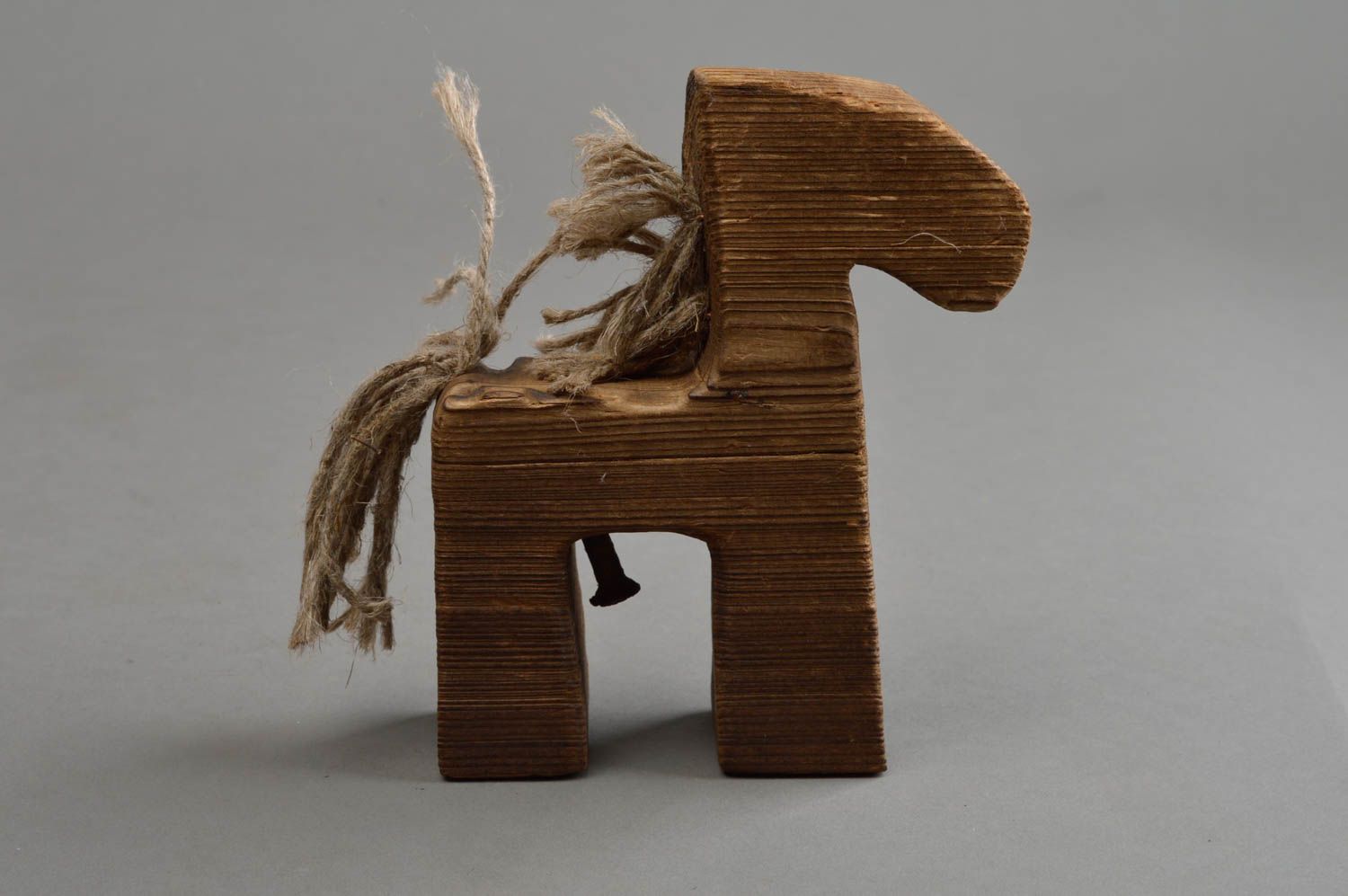 Figurine cheval en bois et cordons de lin faite main écologique marron photo 2
