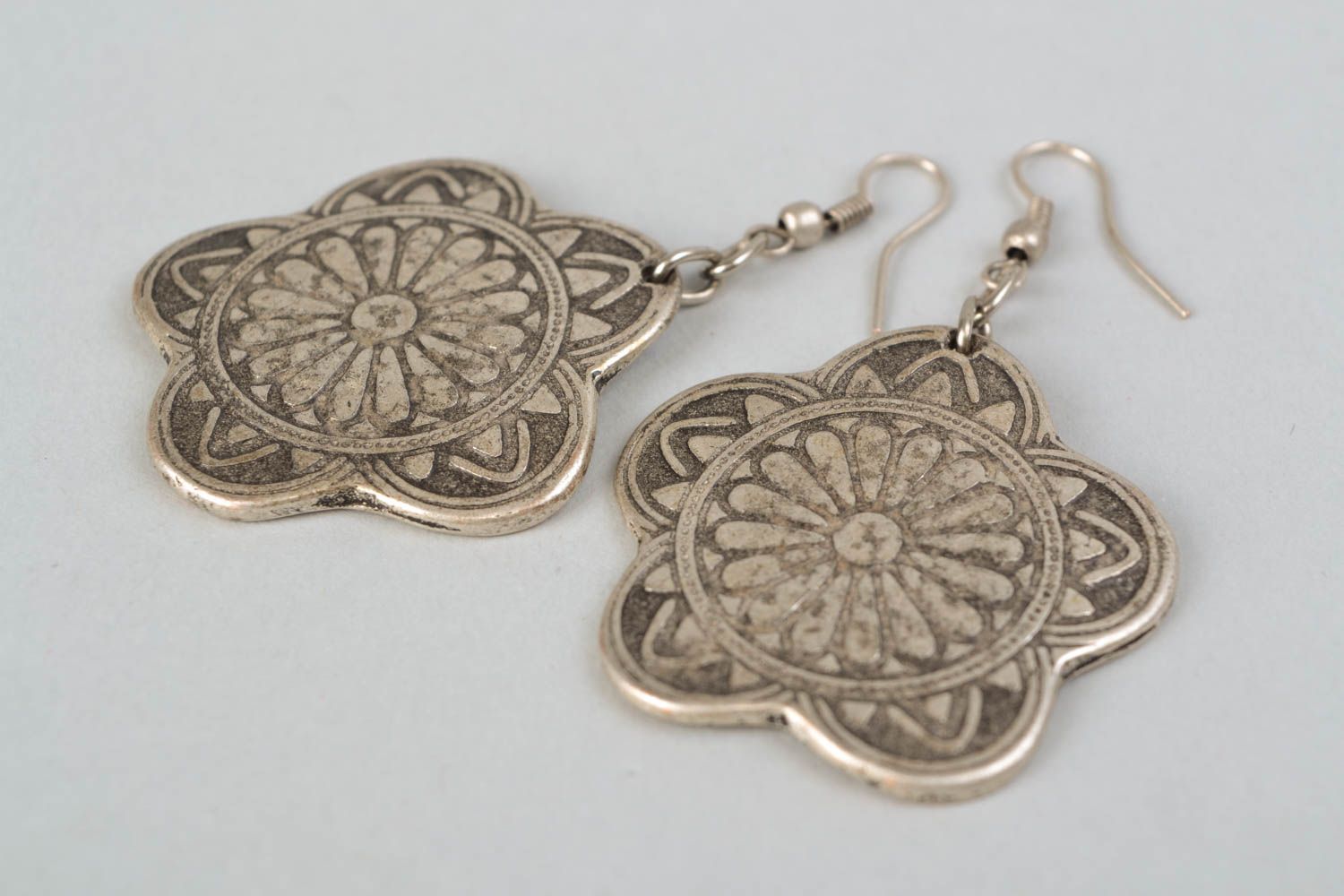 Handgemachte Ohrringe aus Metall in Form von Blumen mit Mustern foto 4