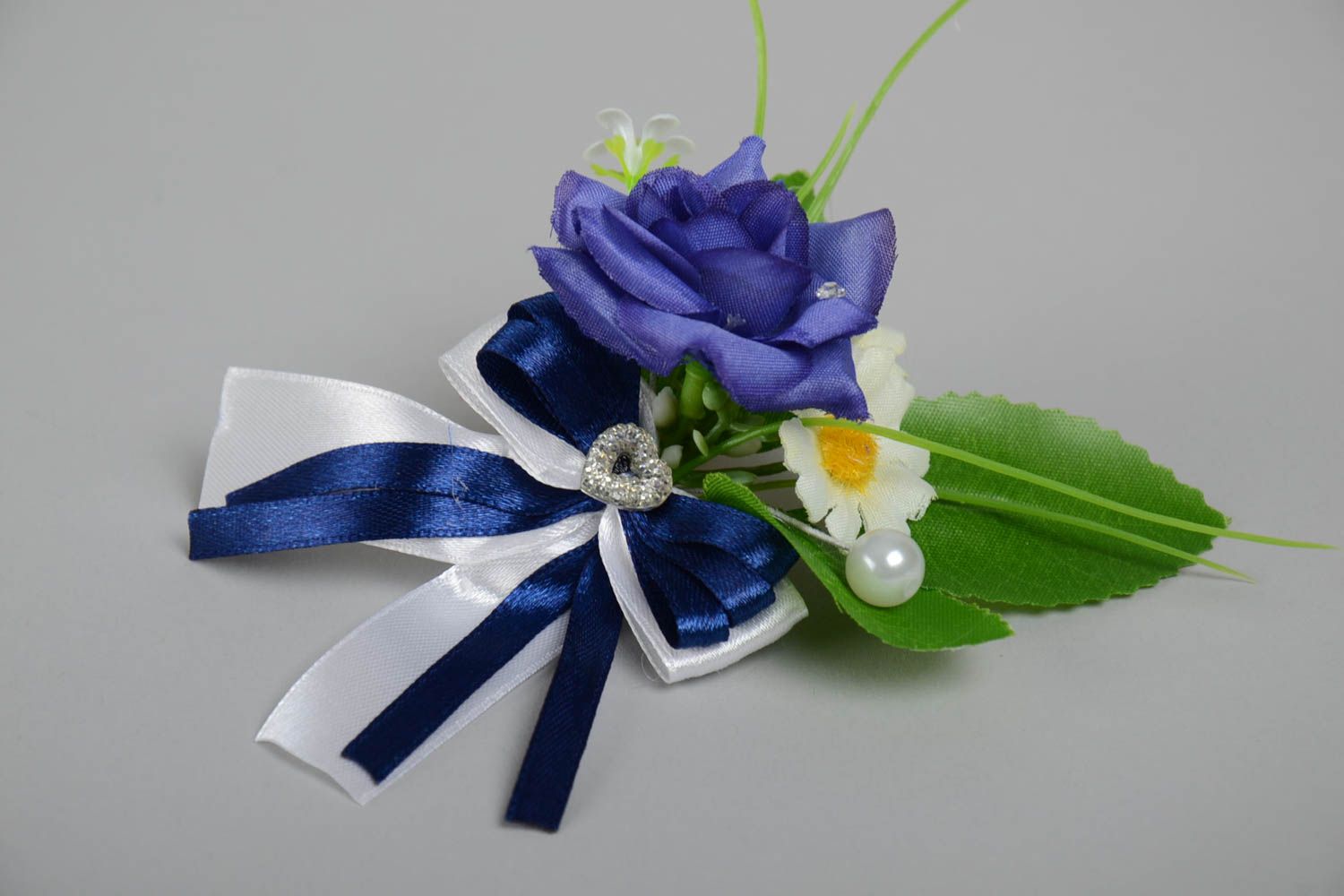 Handmade Boutonniere für Bräutigam aus Atlasband und künstlichen Blumen  foto 2