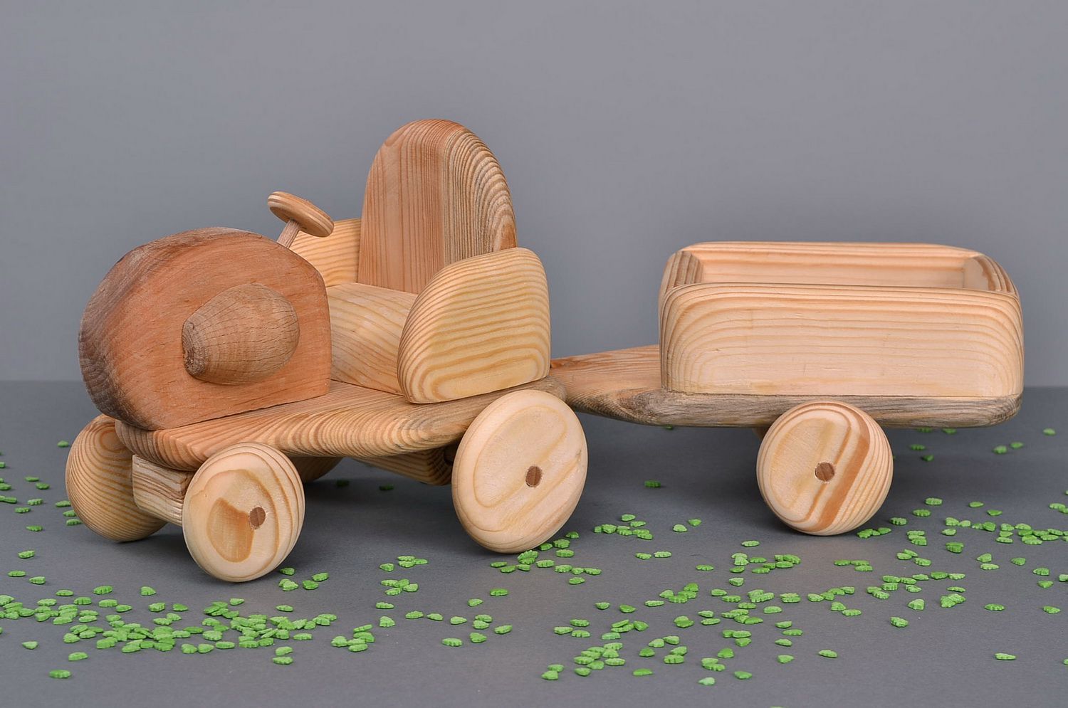 Figurilla de madera en forma de tractor con remolque foto 5