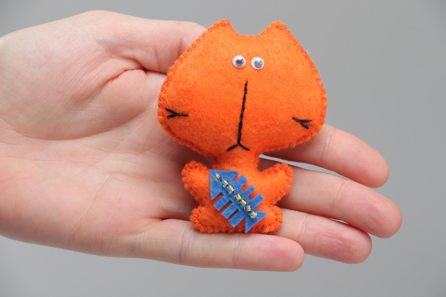 Смешная маленькая игрушка из фетра текстильная для интерьера Кот  фото 5